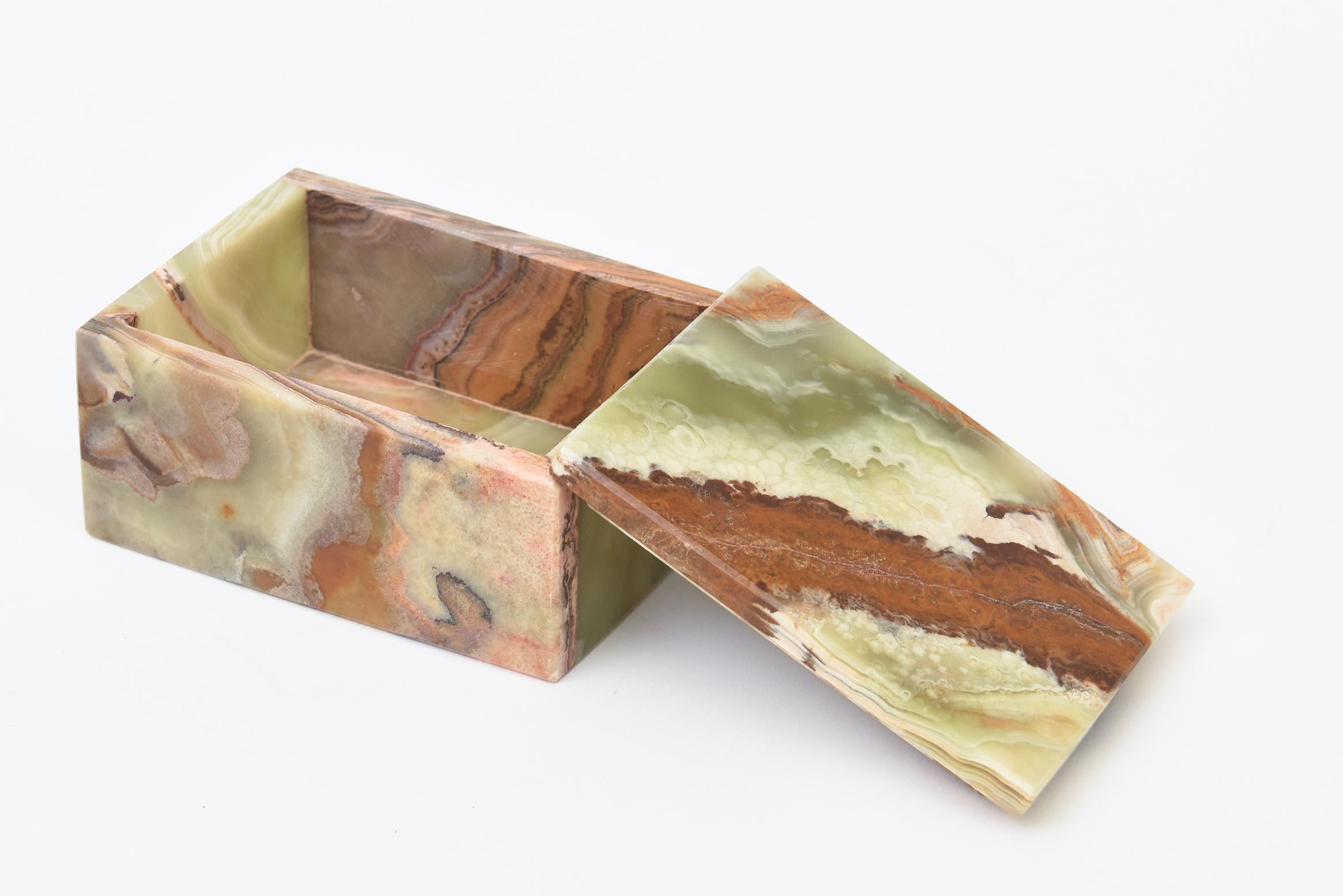 Questa piccola scatola di alabastro italiana della metà del secolo scorso è dotata di coperchio. I vortici di colori ricchi di verde chiaro, verde giada, marrone, arancio ruggine, crema e fard danno vita a un design emozionante. È un piccolo