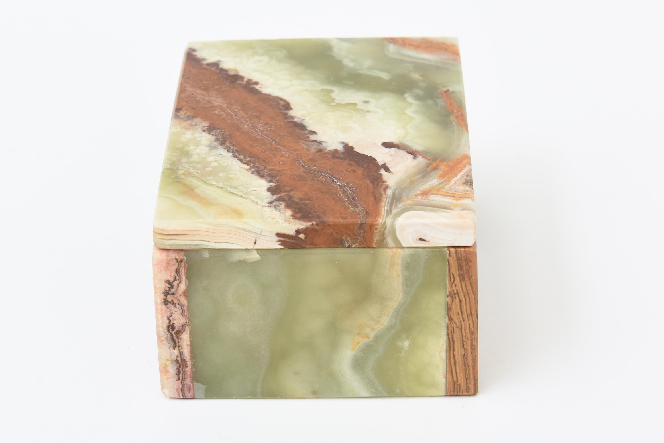 Italiano Scatola d'epoca con coperchio in alabastro verde, marrone, arancio ruggine, crema in vendita
