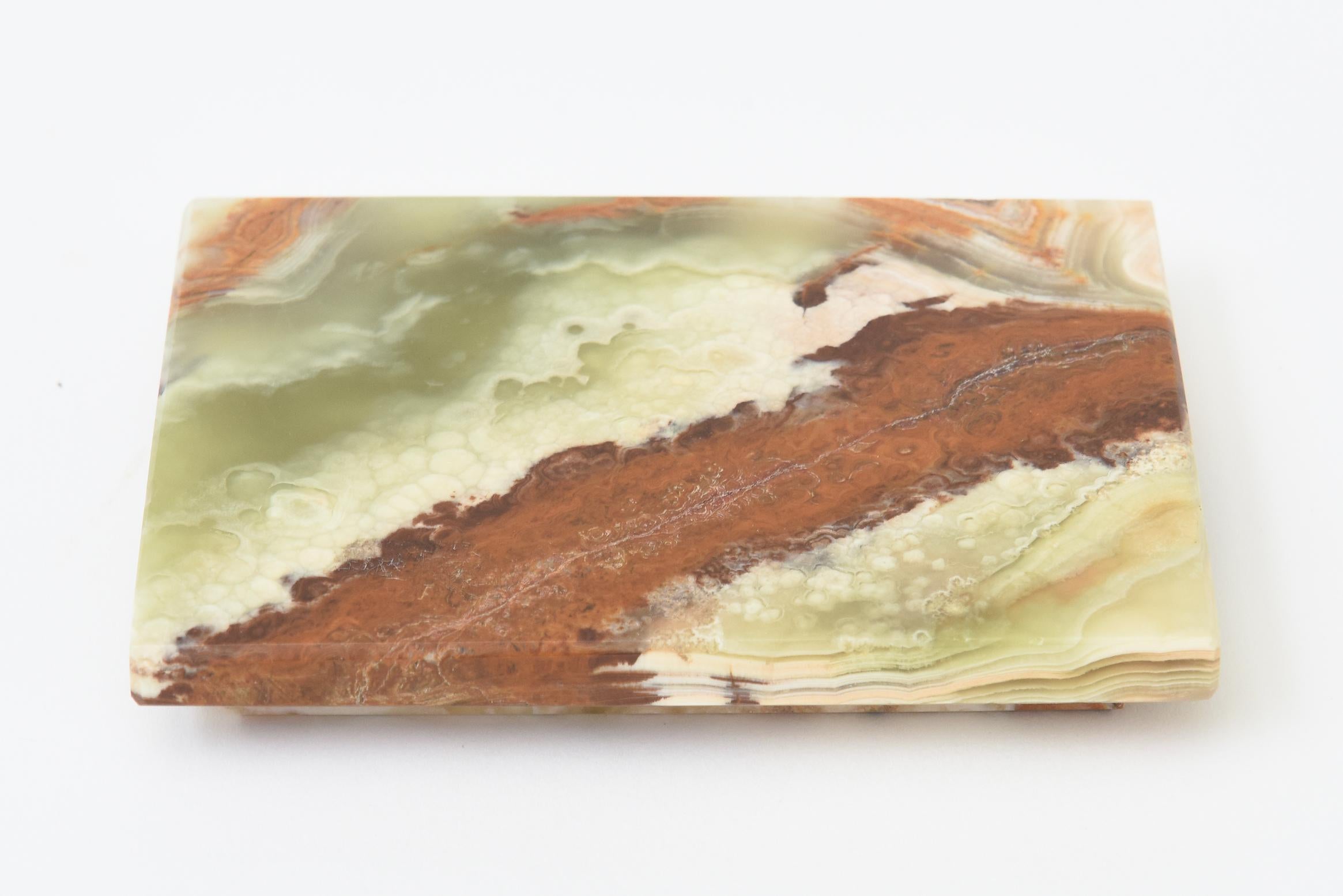 Metà XX secolo Scatola d'epoca con coperchio in alabastro verde, marrone, arancio ruggine, crema in vendita