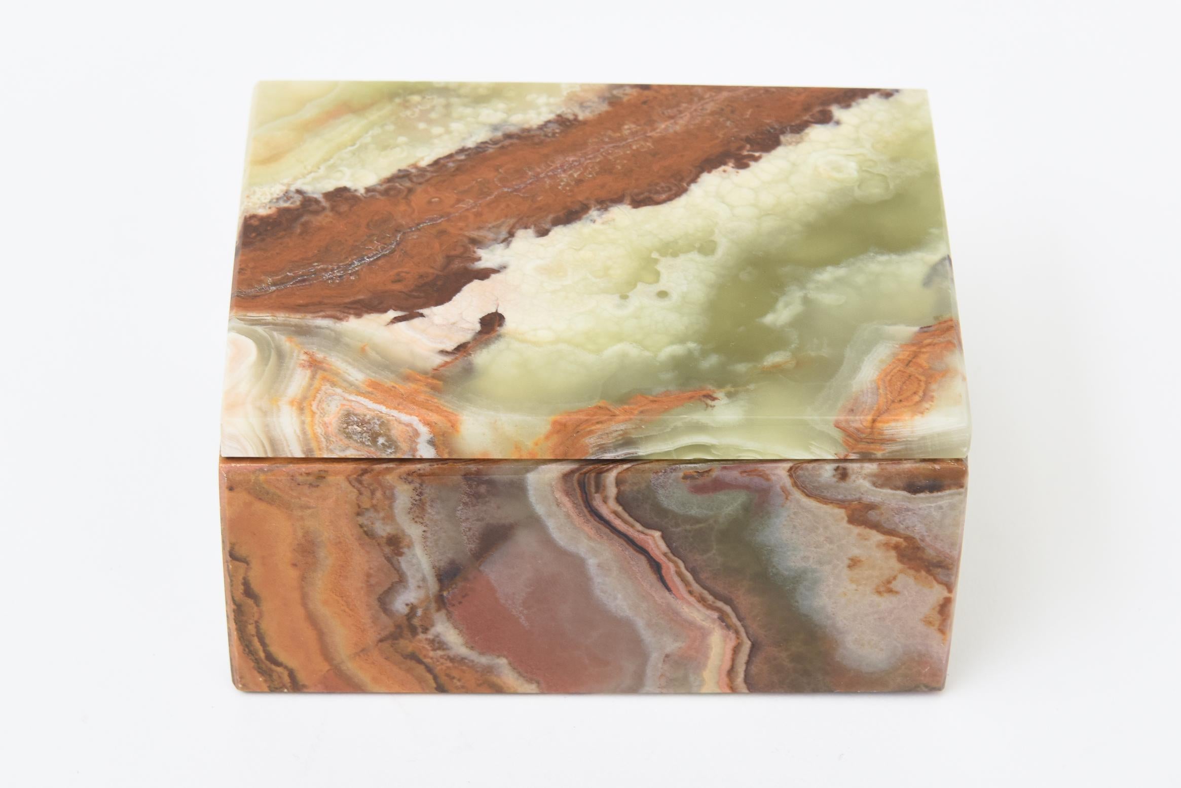 Alabastro Scatola d'epoca con coperchio in alabastro verde, marrone, arancio ruggine, crema in vendita