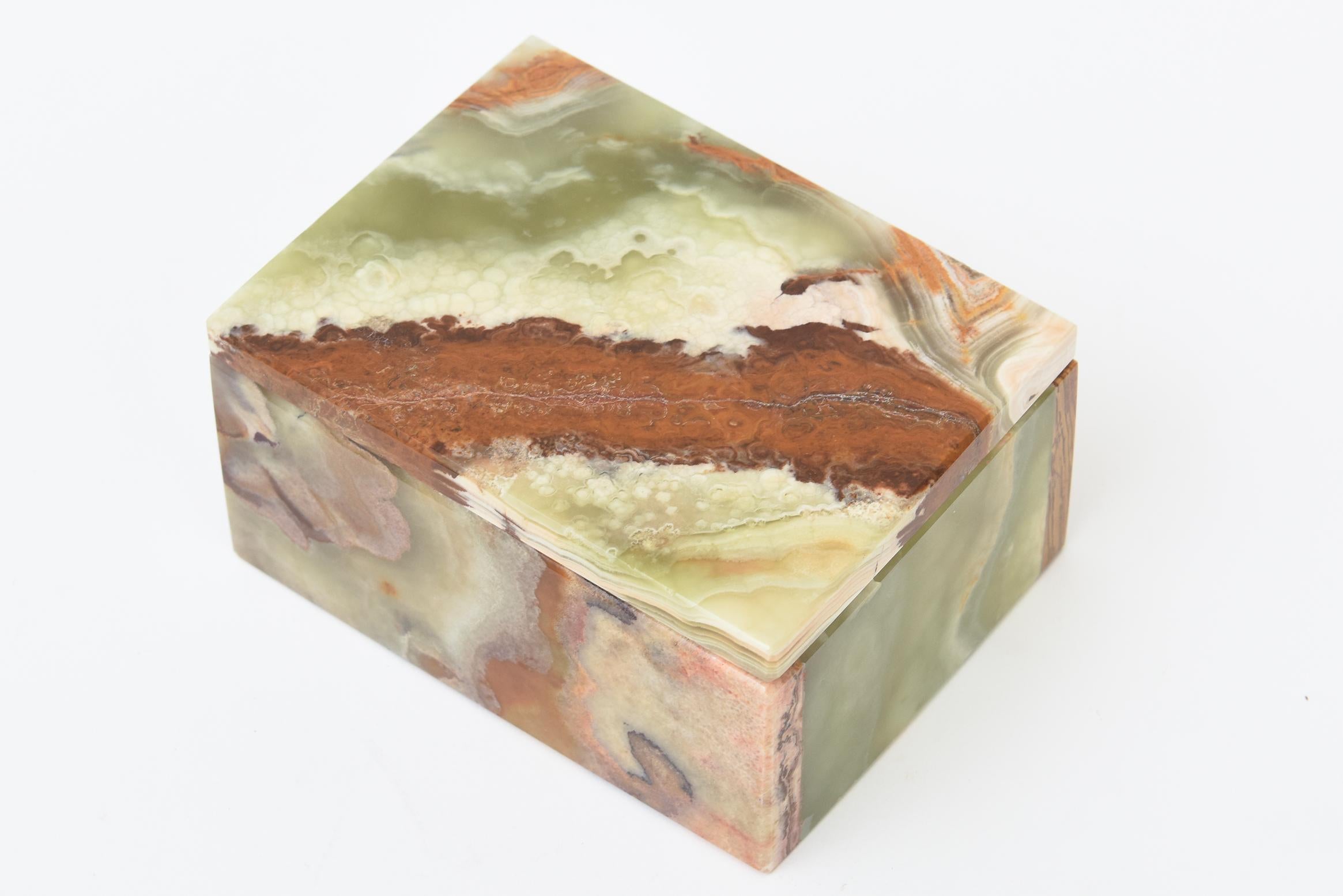 Scatola d'epoca con coperchio in alabastro verde, marrone, arancio ruggine, crema in vendita 2