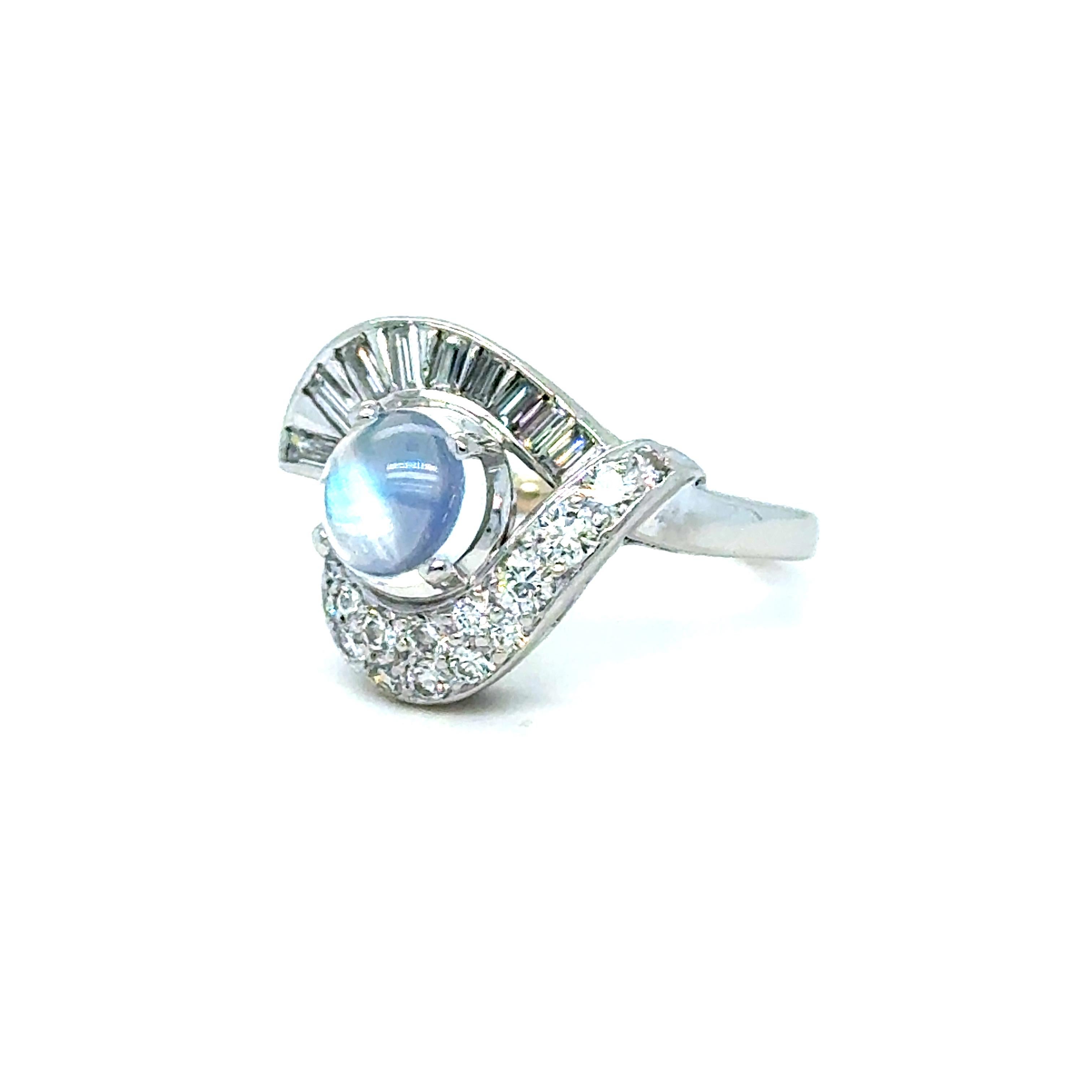 Wunderschöner verträumter Mondstein - LOVE. Und dieser gewirbelte Verlobungsring mit Diamant und Mondstein im Vintage-Stil ist ein wunderschönes, einzigartiges Design! Gefertigt in Platin, das Design verfügt über eine wunderbare Prong Set Center