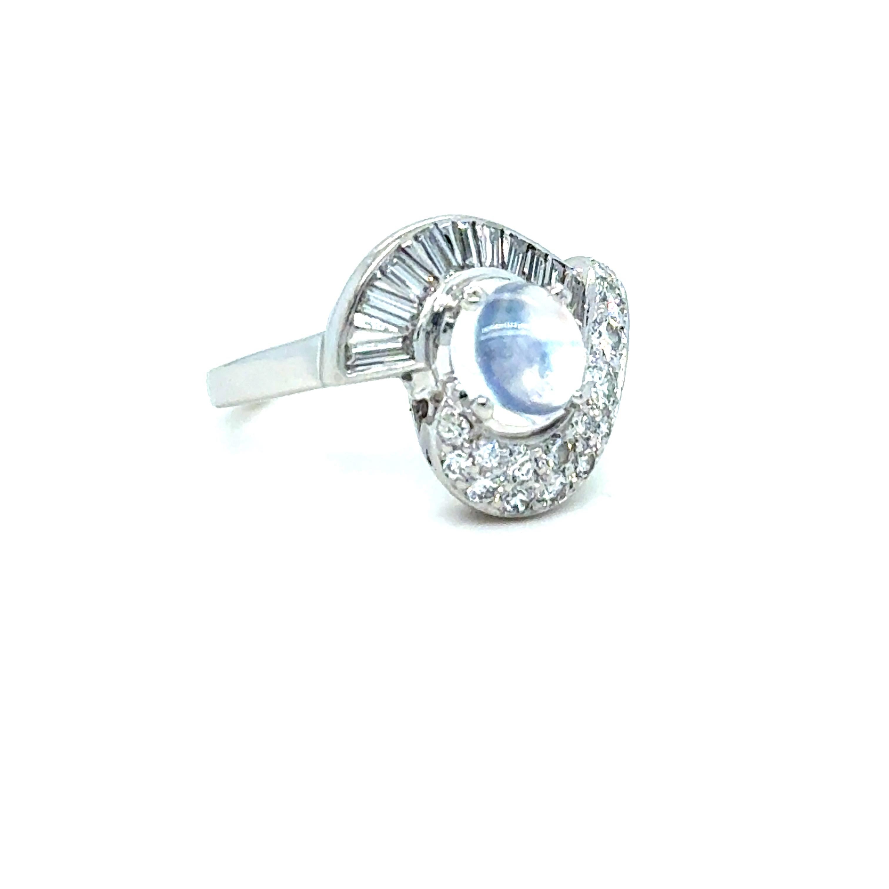 Verlobungsring aus Platin mit wirbelndem Diamant und Mondstein - 3,14 Karat. (Art déco) im Angebot
