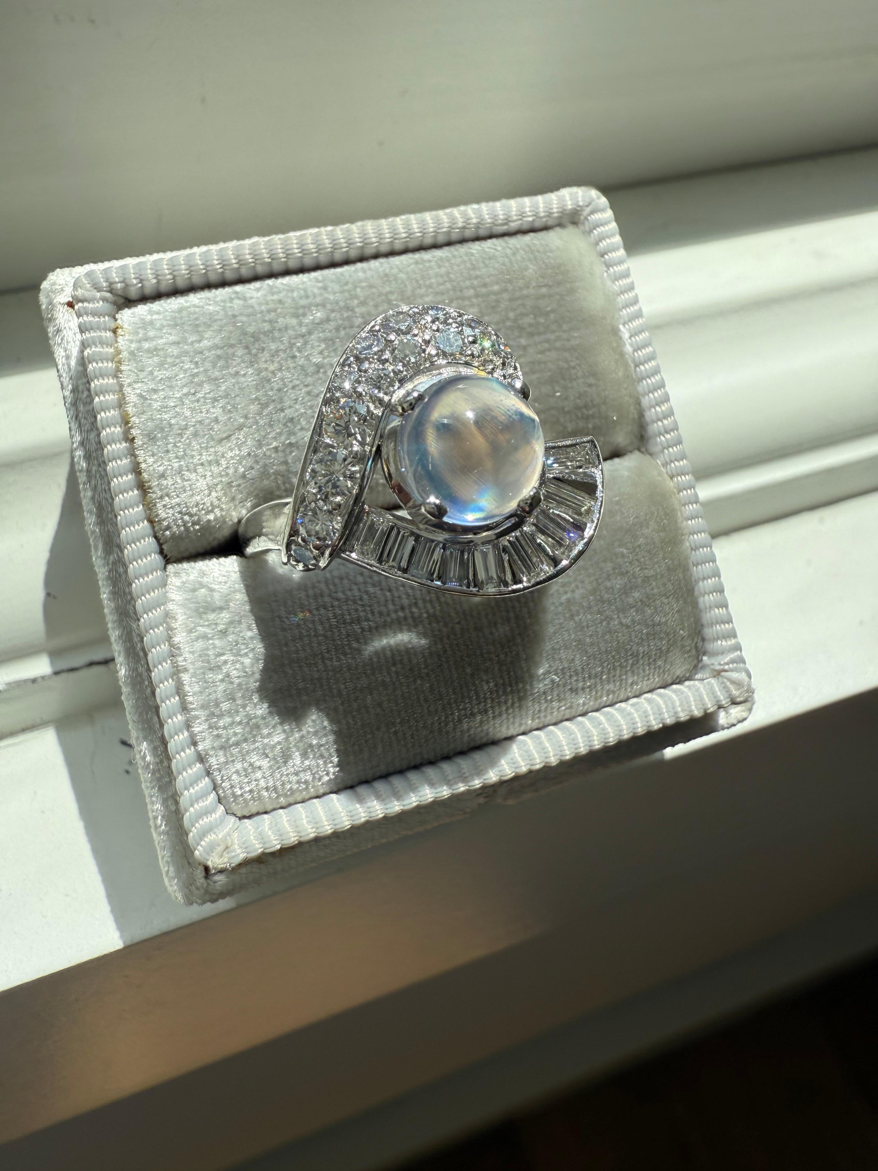 Verlobungsring aus Platin mit wirbelndem Diamant und Mondstein - 3,14 Karat. (Cabochon) im Angebot