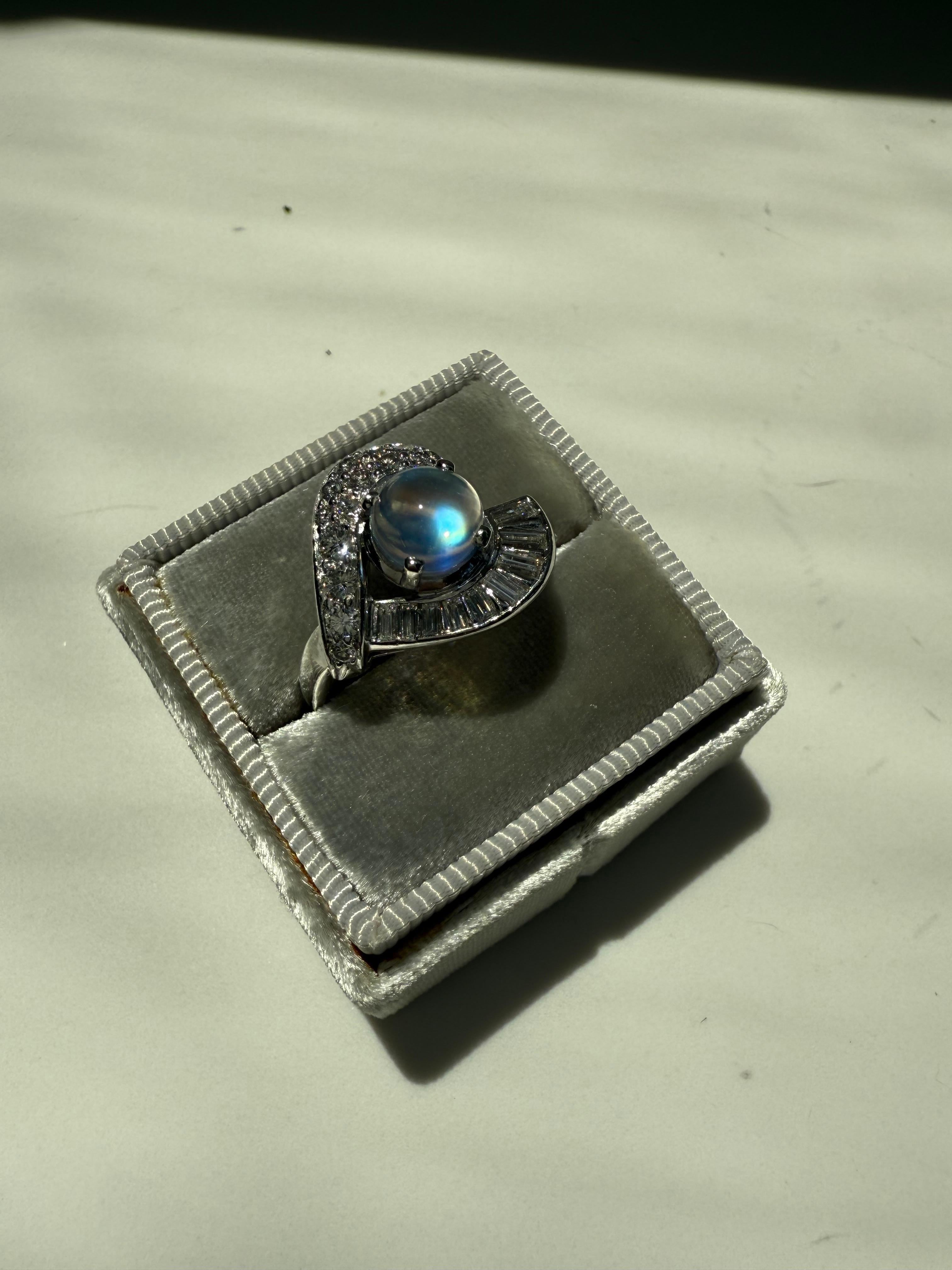 Verlobungsring aus Platin mit wirbelndem Diamant und Mondstein - 3,14 Karat. im Zustand „Gut“ im Angebot in San Francisco, CA