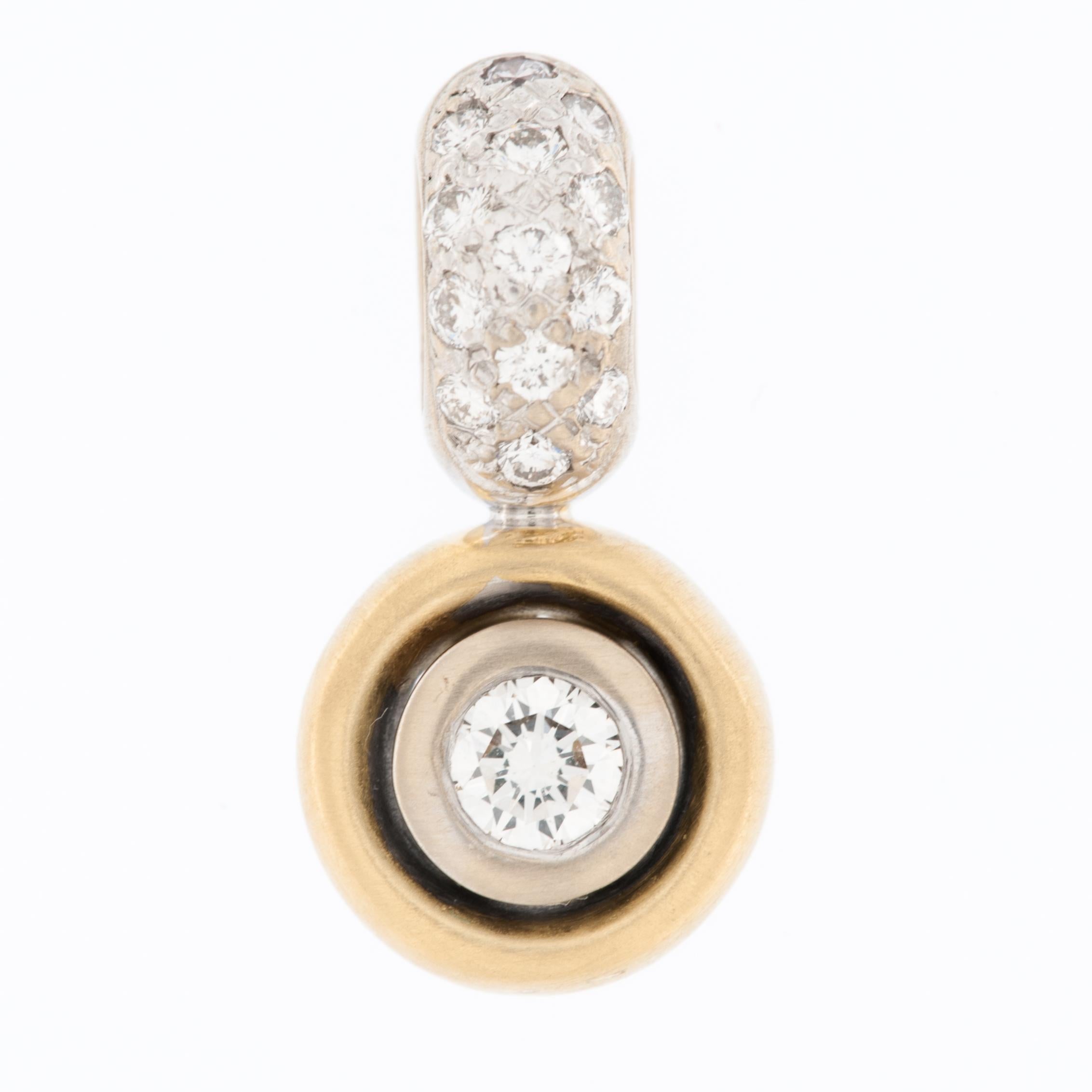 Le pendentif Vintage Swiss en or 18kt avec diamants est un bijou captivant qui respire le charme et la sophistication.

Le pendentif est méticuleusement réalisé en or jaune et blanc 18 carats de haute qualité, mettant en valeur les tons riches et