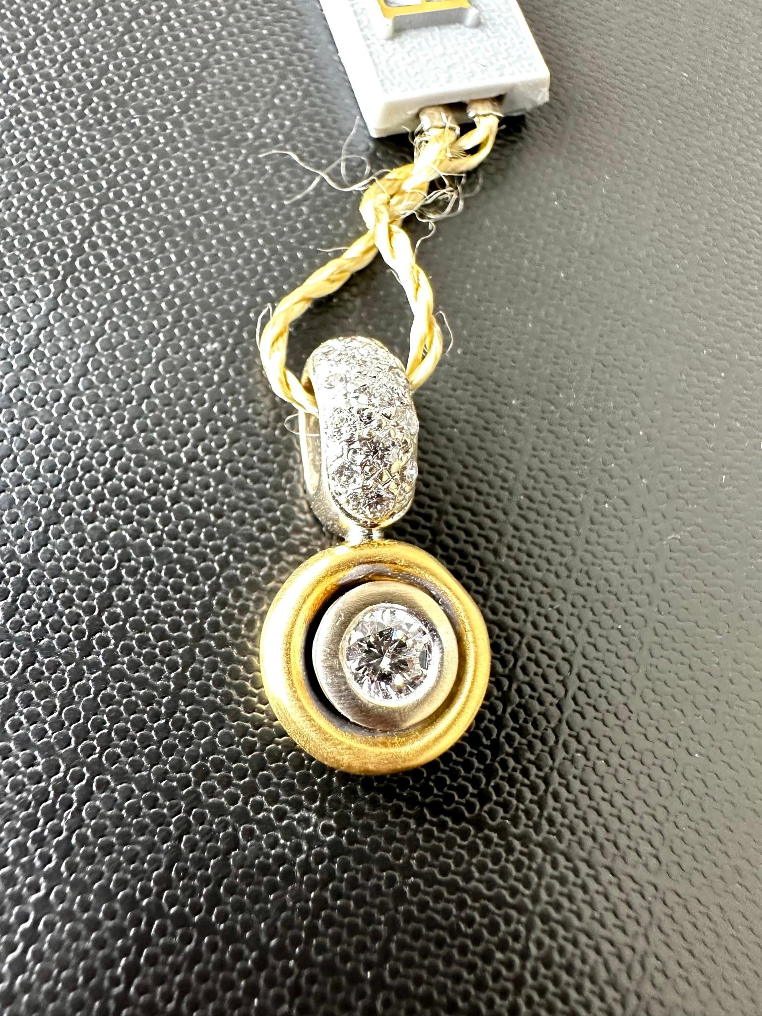 Pendentif suisse vintage en or 18 carats avec diamants en vente 1
