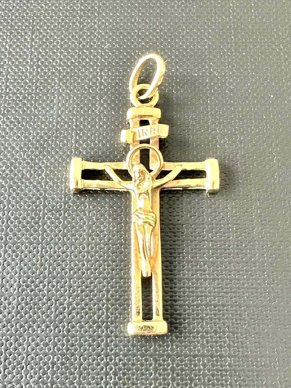 Vintage Swiss 18kt Yellow Gold Crucifix  In Good Condition For Sale In Esch-Sur-Alzette, LU