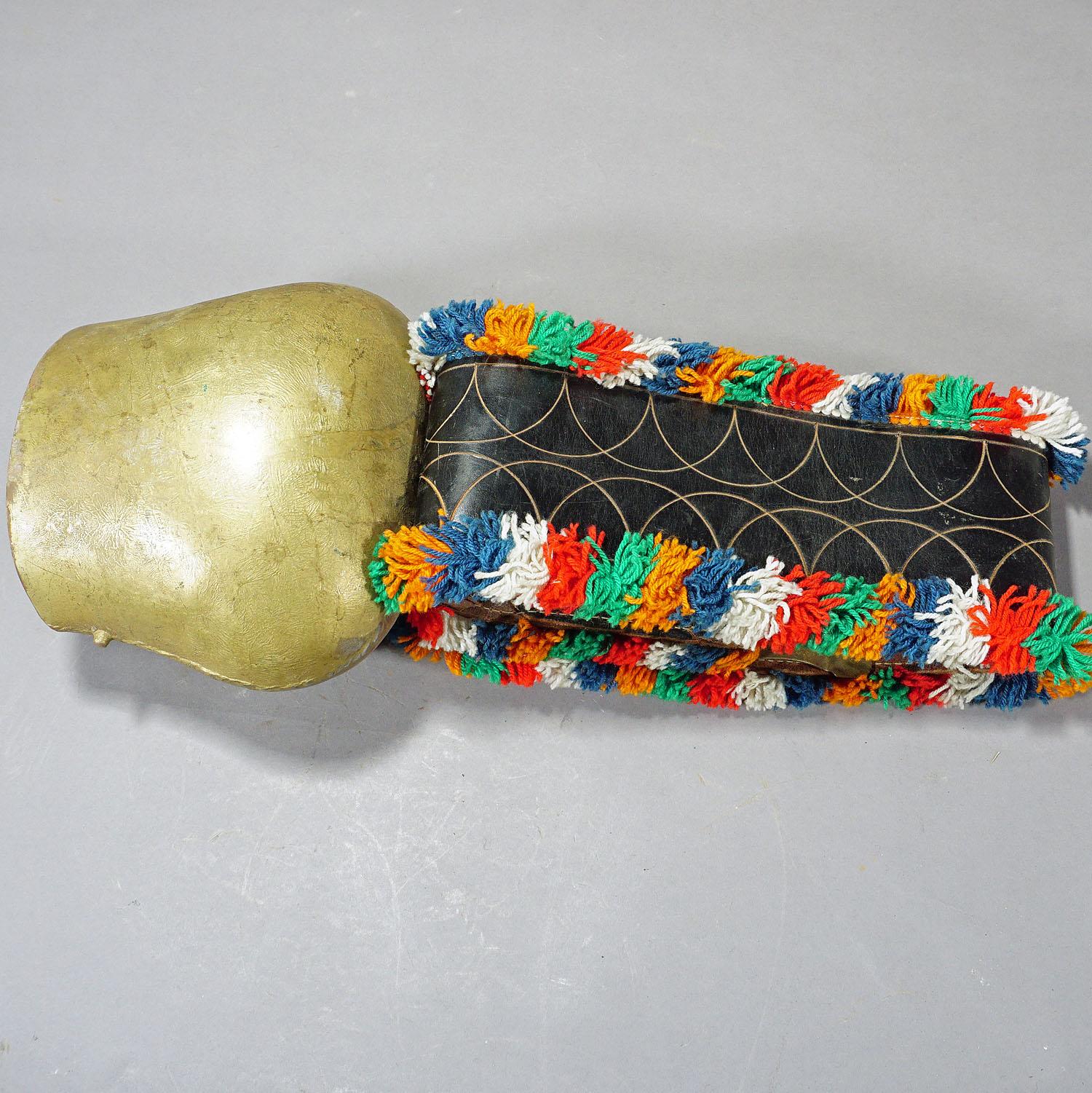Campana de vaca alpina suiza vintage con correa de cuero decorada ca. 1950

Gran cencerro de vaca forjado a mano procedente de la región suiza de los Alpes, fabricado hacia 1950. El timbre viene con su correa original de cuero marrón con hebilla y