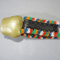 Campana alpina svizzera d'epoca con cinturino in pelle decorato, 1950 ca.