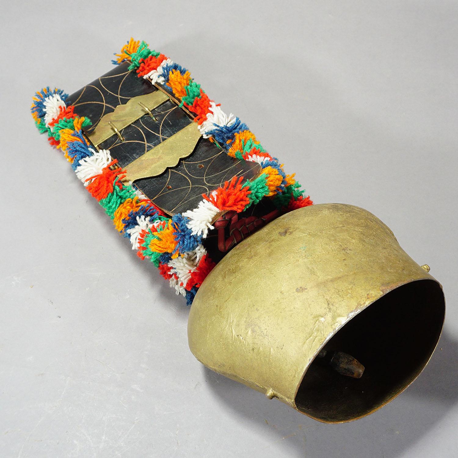 Campana de vaca alpina suiza vintage con correa de cuero decorada ca. 1950 Forjado