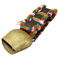 Campana de vaca alpina suiza vintage con correa de cuero decorada ca. 1950