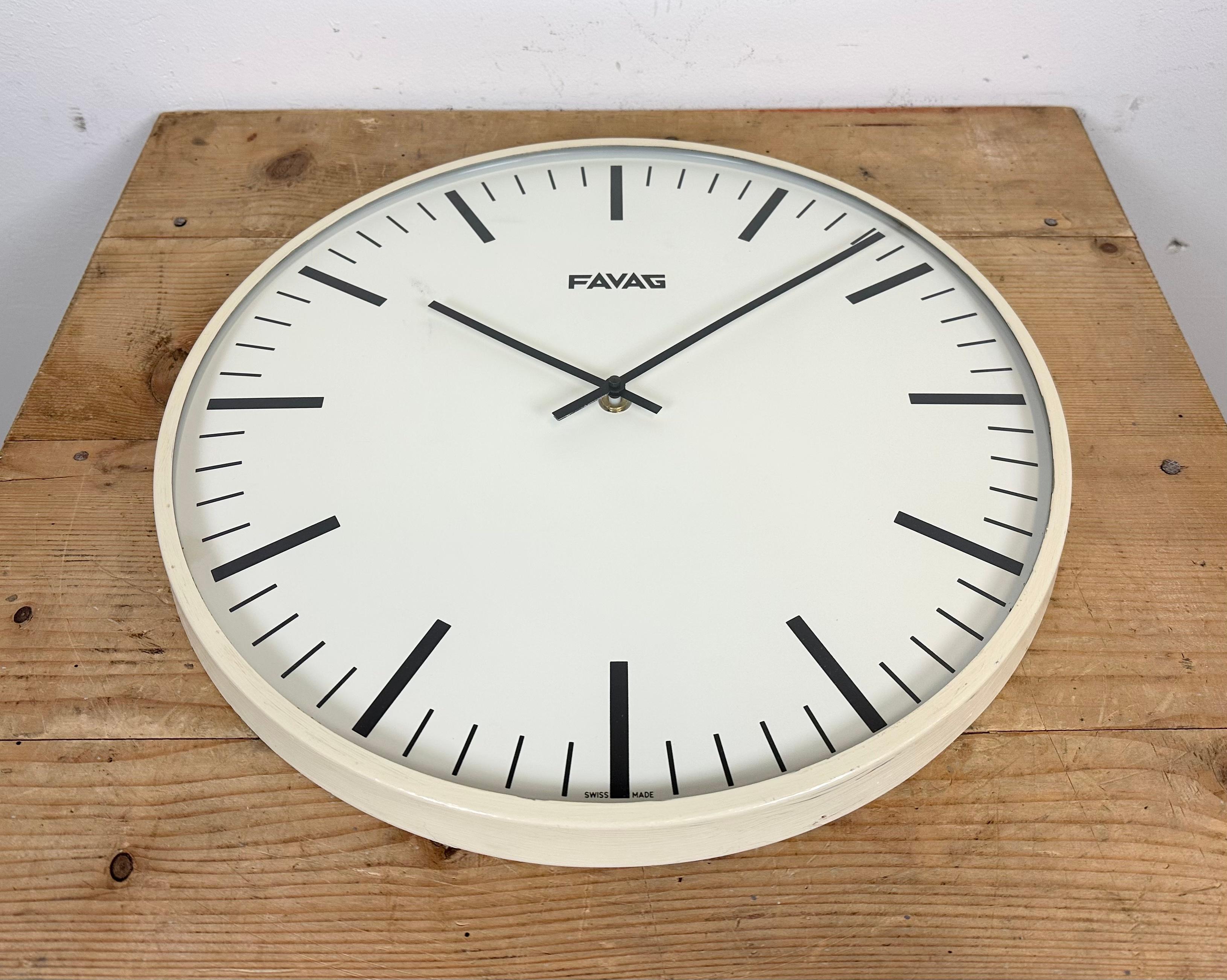 Vintage Swiss Beige Wall Clock from Favag, 1970s In Good Condition For Sale In Kojetice, CZ