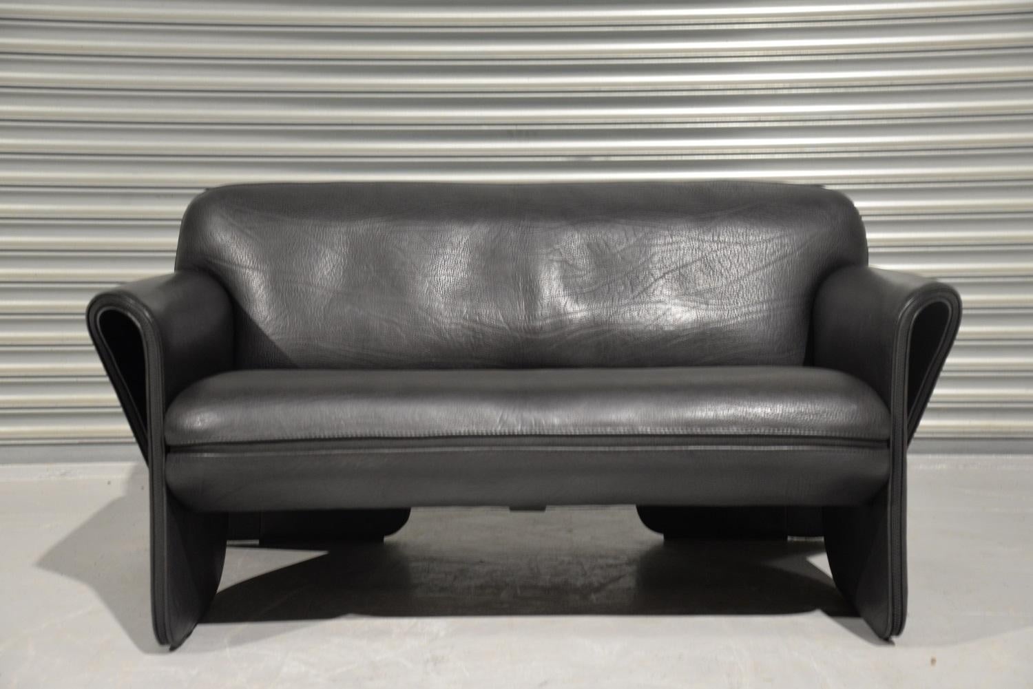 Discounted airfreight for our US and International customers (from 2 weeks door to door)

We bring to you an ultra rare vintage De Sede DS 125 sofa by Gerd Lange in 1978. These sculptural pieces are upholstered in 3mm-5mm thick black neck leather