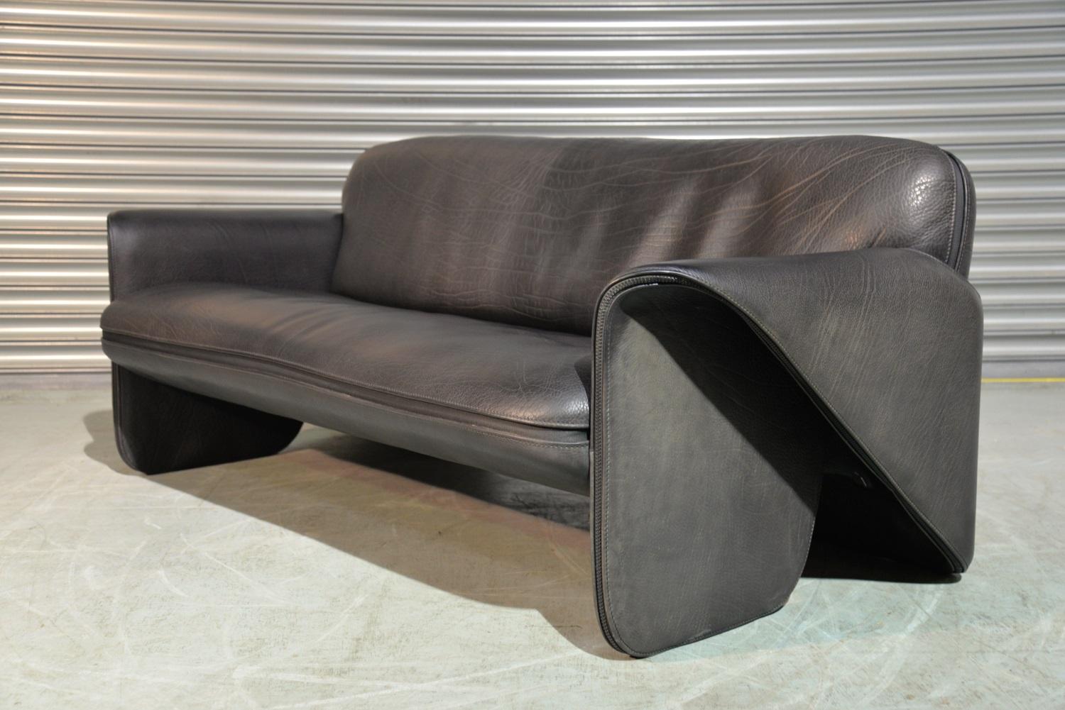 Discounted airfreight for our US and International Customers (from 2 weeks door to door) 

We are delighted to bring to you an ultra rare vintage De Sede DS 125 sofa designed by Gerd Lange in 1978. These sculptural pieces are upholstered in 3mm-5mm
