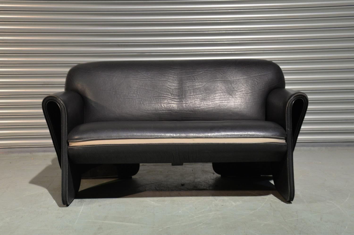 We are delighted to bring to you an ultra rare vintage De Sede DS 125 sofa by Gerd Lange in 1978. These sculptural hand built pieces are upholstered in 3mm-5mm thick black neck leather with a cream decorative zipper seam and detail. This piece is