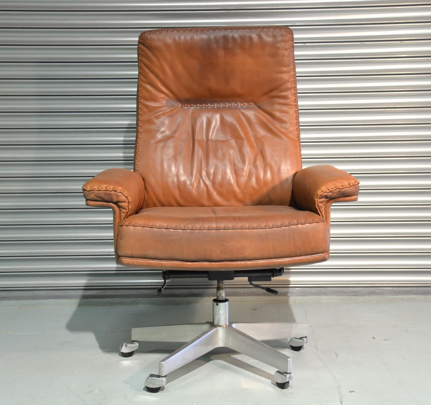 Discounted airfreight for our US and International customers (from 2 weeks door to door)

We are delighted to bring to you a extremely rare vintage De Sede DS 35 Executive armchair on casters. Hand built to incredibly high standards by De Sede