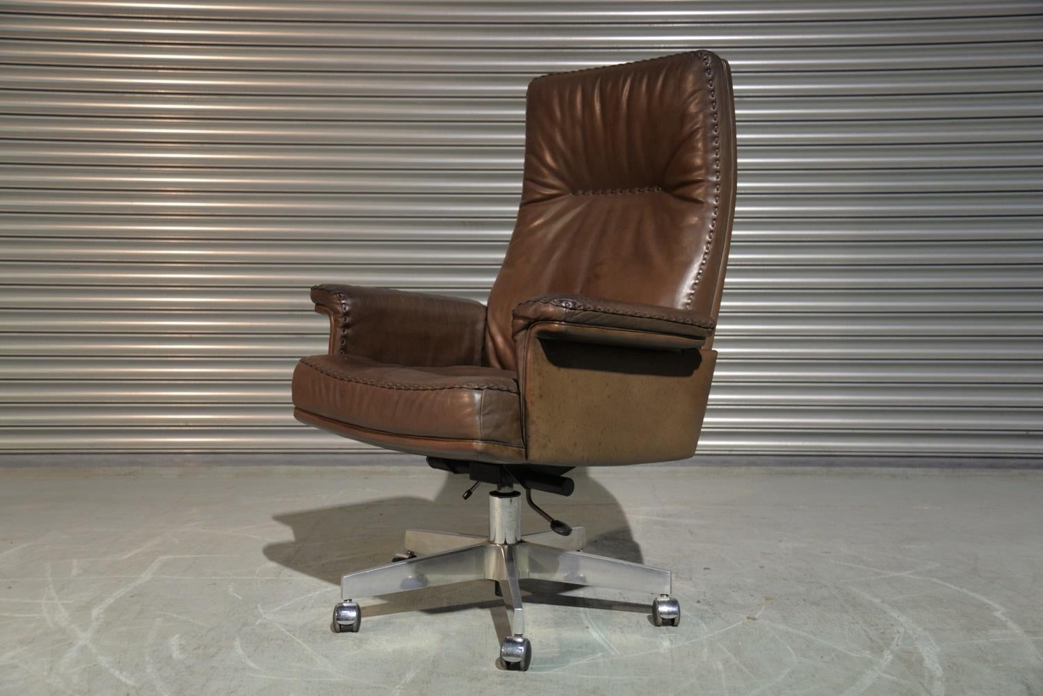 Discounted airfreight for our US and International customers ( from 2 weeks door to door) 

We are delighted to bring to you an extremely rare vintage De Sede DS 35 Executive armchair on casters. Built to incredibly high standards by De Sede