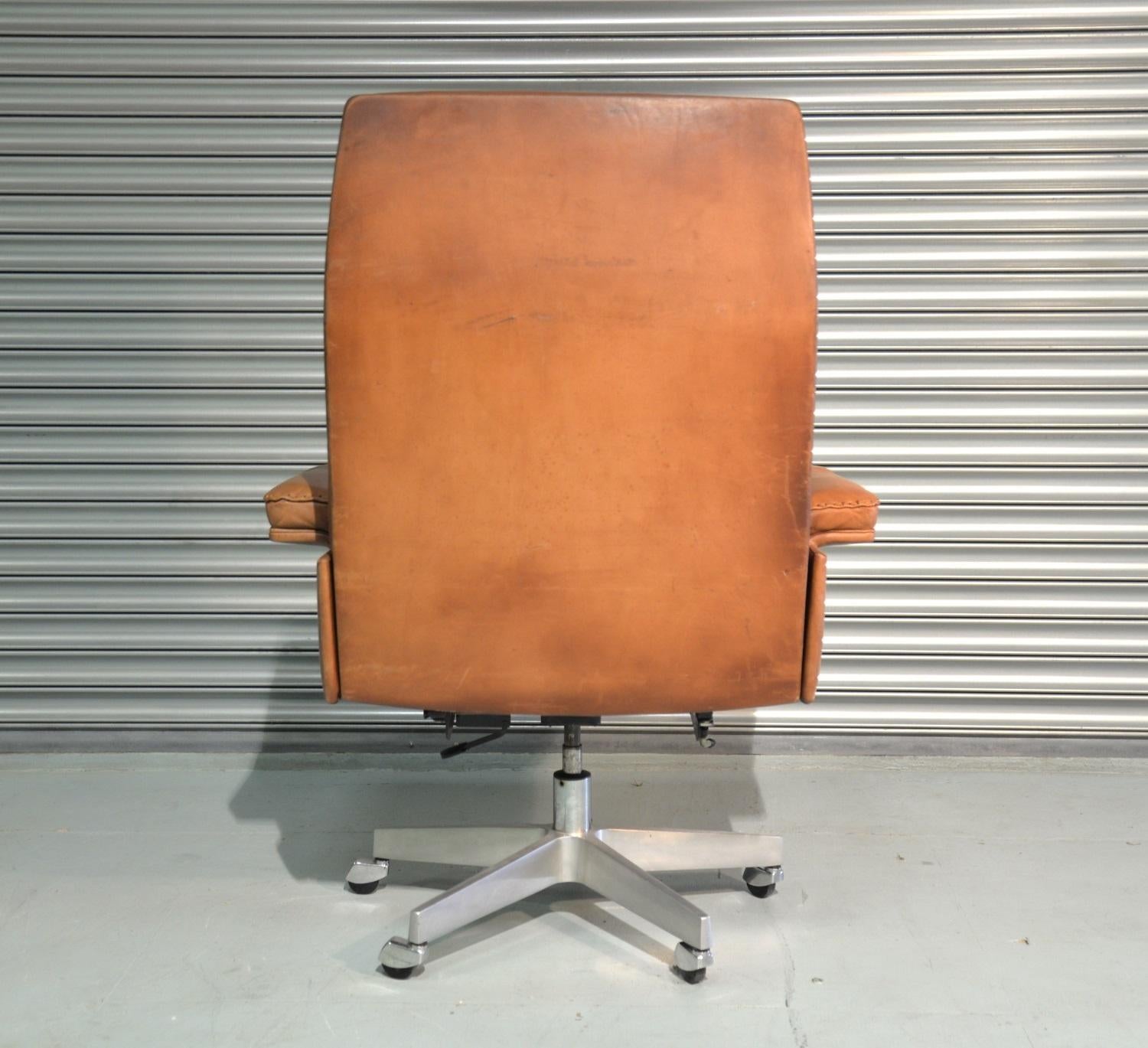 Mid-20th Century Vintage De Sede DS 35 Executive Swivel Armchair on castors, Switzerland 1960s For Sale