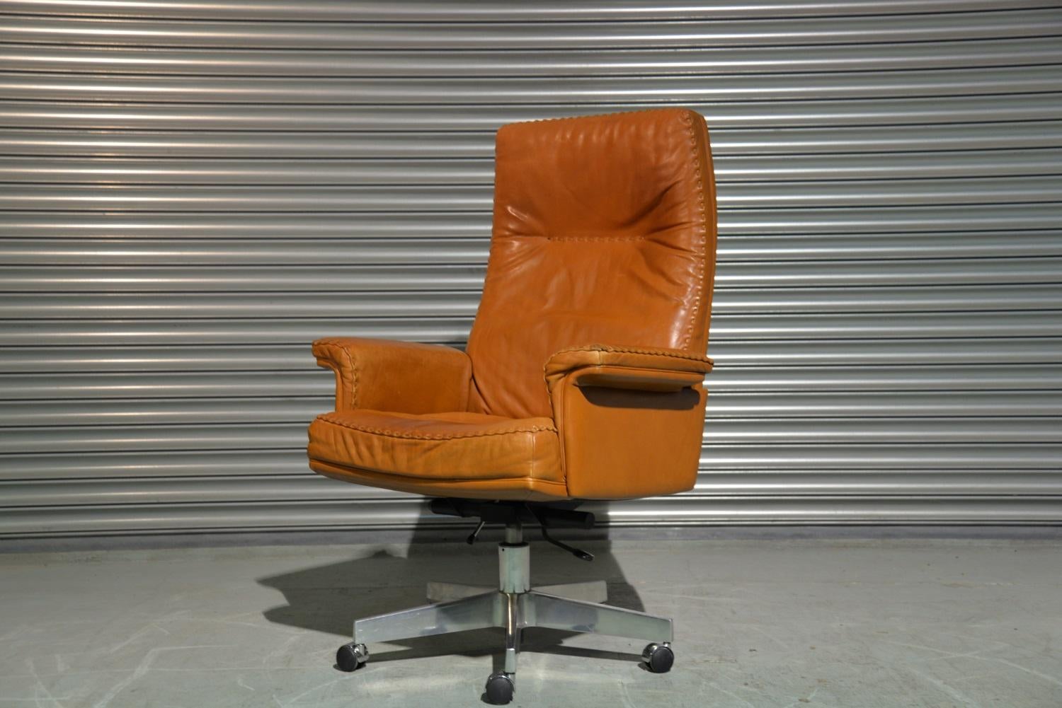 Discounted airfreight for our US and International customers ( from 2 weeks door to door) 

We are delighted to bring to you a extremely rare vintage De Sede DS 35 Executive armchair on casters. Hand built to incredibly high standards by De Sede