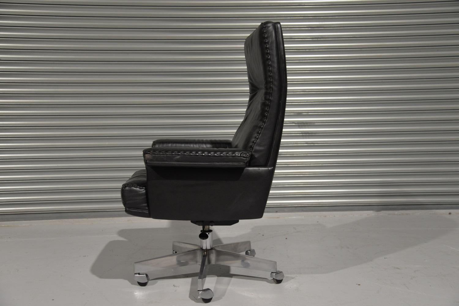 Discounted airfreight for our US and International customers (from 2 weeks door to door).

We are delighted to bring to you an extremely rare vintage De Sede DS 35 Executive armchair on casters. Built to incredibly high standards by De Sede