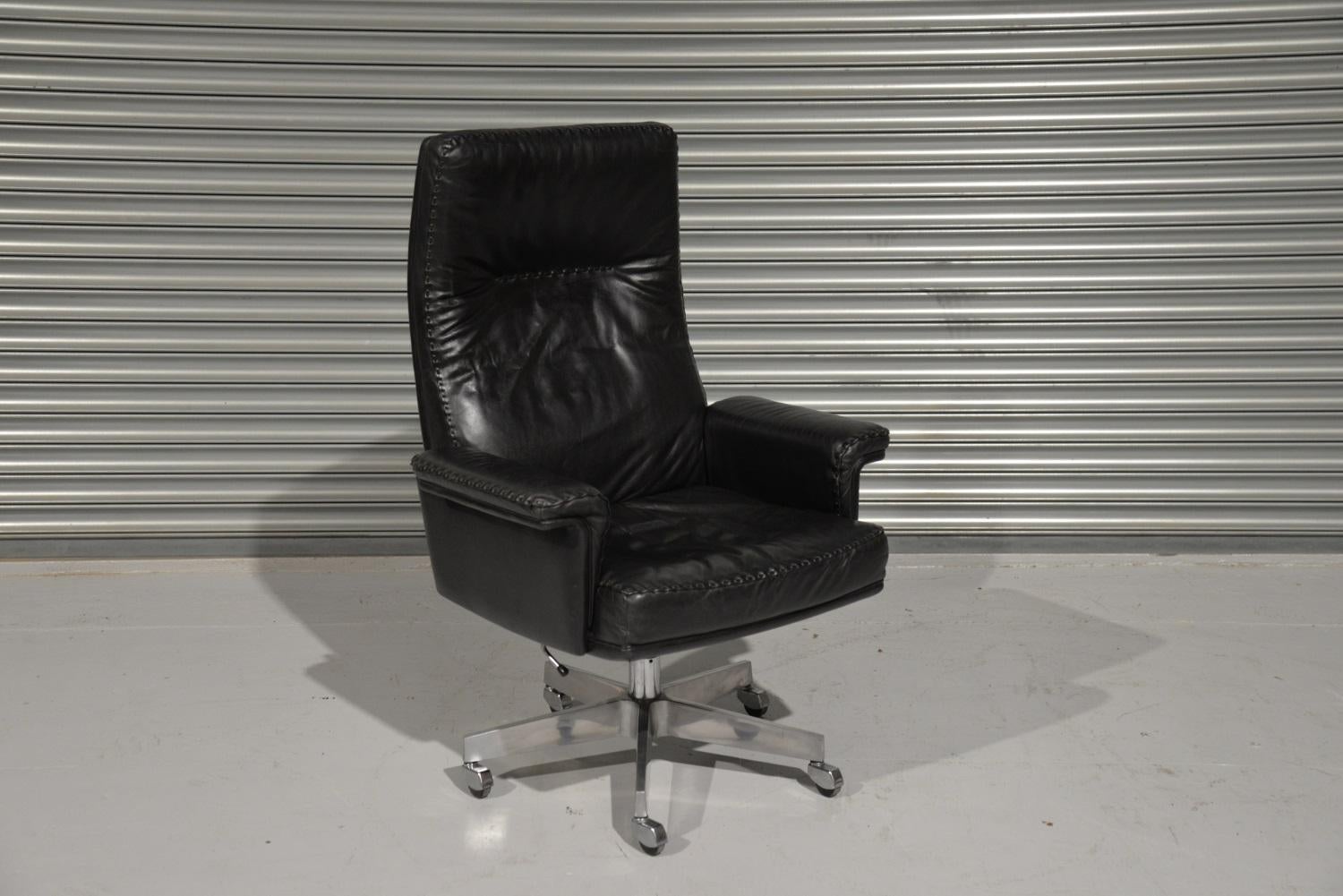 Swiss Vintage De Sede DS 35 Executive Swivel Armchair on Castors, Switzerland 1960s