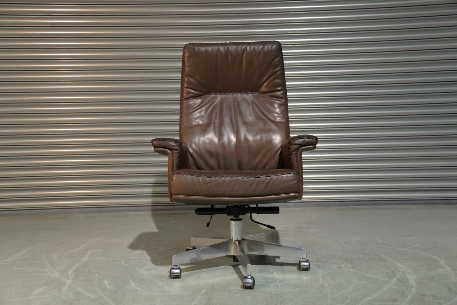 Aluminum Vintage De Sede DS 35 Executive Swivel Armchair on Castors, Switzerland 1960s