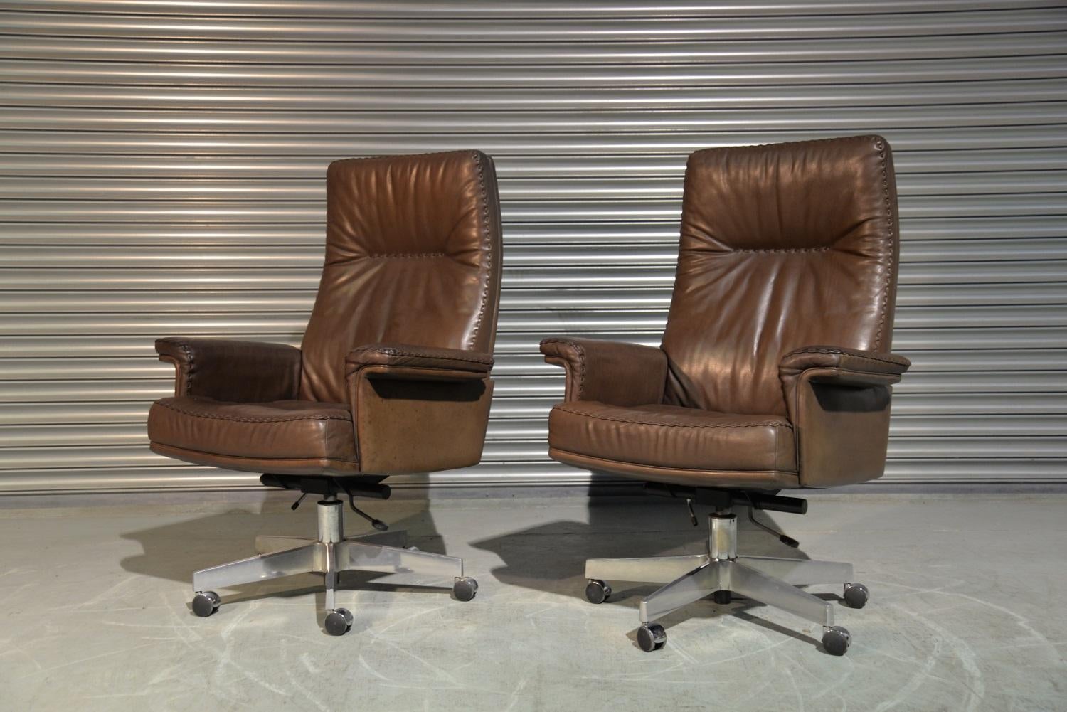 Discounted airfreight for our US and International customers ( from 2 weeks door to door) 

We are delighted to bring to you a pair of vintage De Sede DS 35 Executive armchairs on casters. Hand built to incredibly high standards by De Sede craftsman