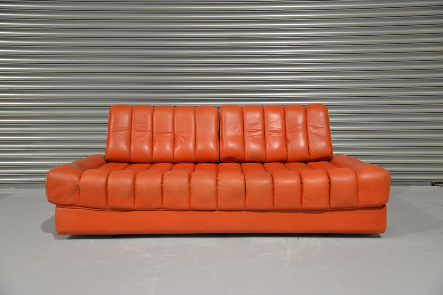 We are delighted to bring to you a highly desirable retro De Sede daybed and sofa. Rarely available and hand built in the 1970`s by De Sede craftsman in Switzerland, this versatile retro daybed doubles up as a sofa and loveseat. This extremely