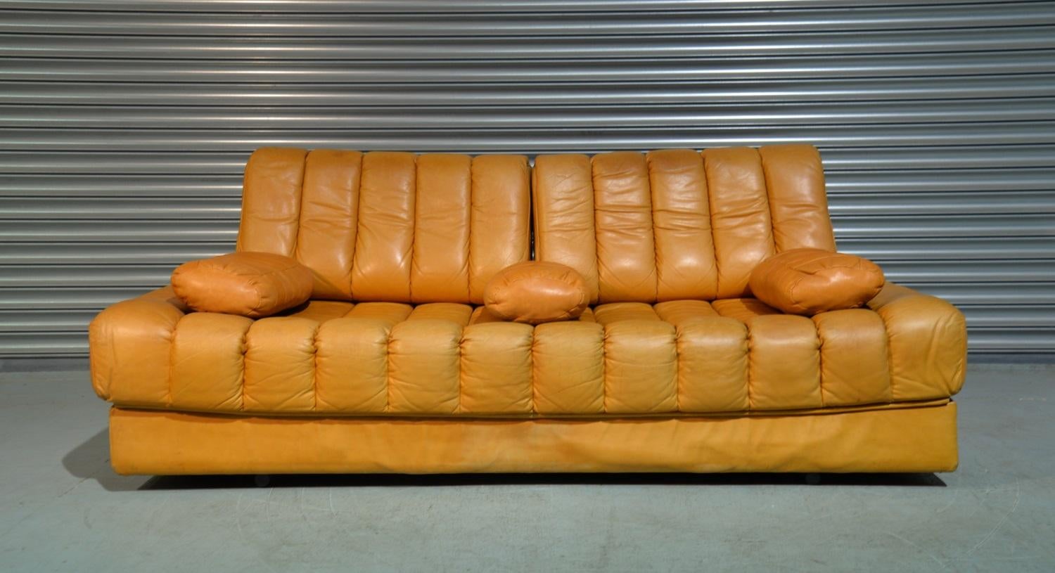 Discounted airfreight for our US and International customers ( from 2 weeks door to door) 

We are delighted to bring to you  a highly desirable retro De Sede daybed and sofa. Rarely available and built in the 1960s by De Sede craftsman in