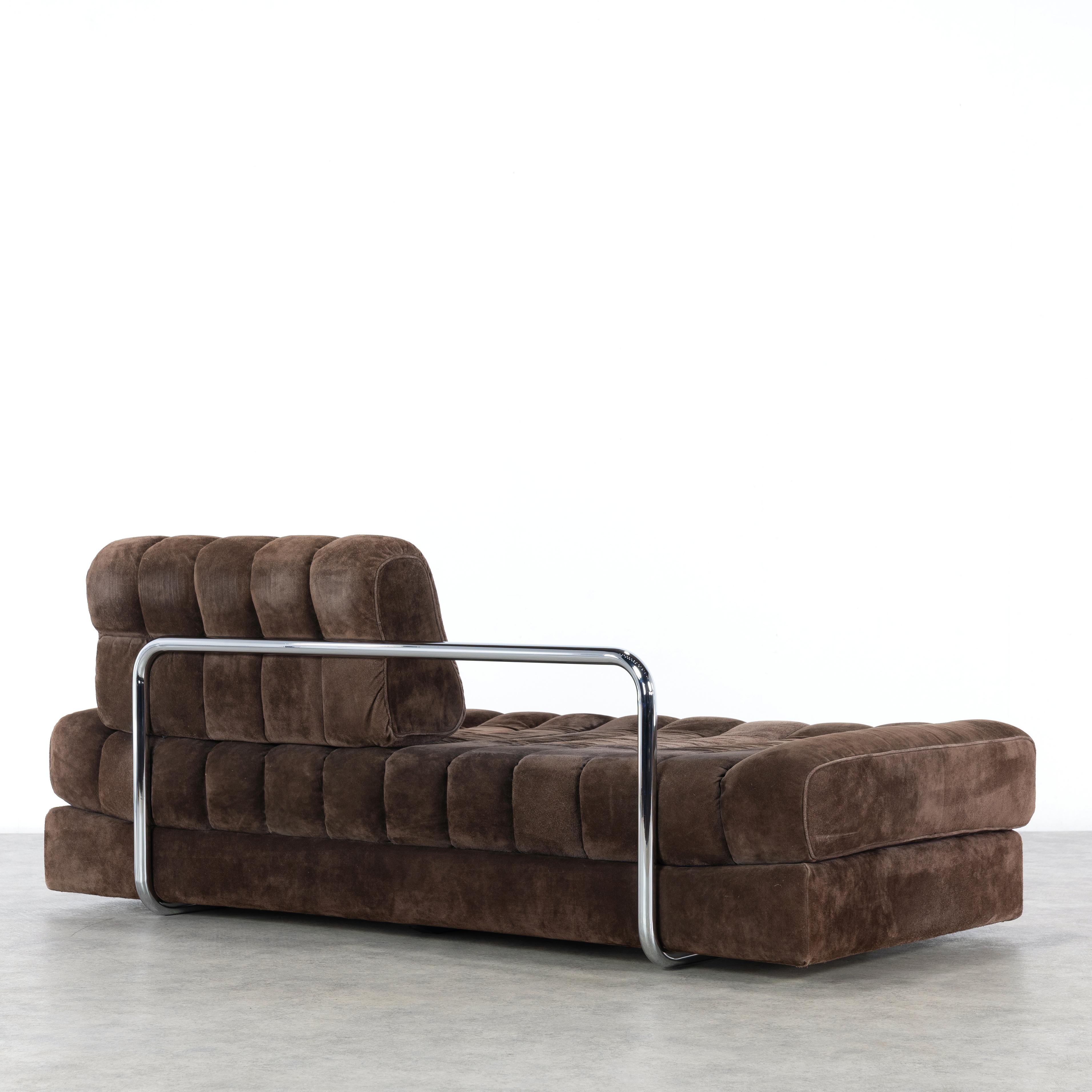 This daybed DS 85 was manufactured in the 1960s by De Sede in Switzerland. This versatile sofa or loveseat can be folded up to a double bed. This piece is upholstered with brown nubuck leather. Three patchwork cushions are also included in the