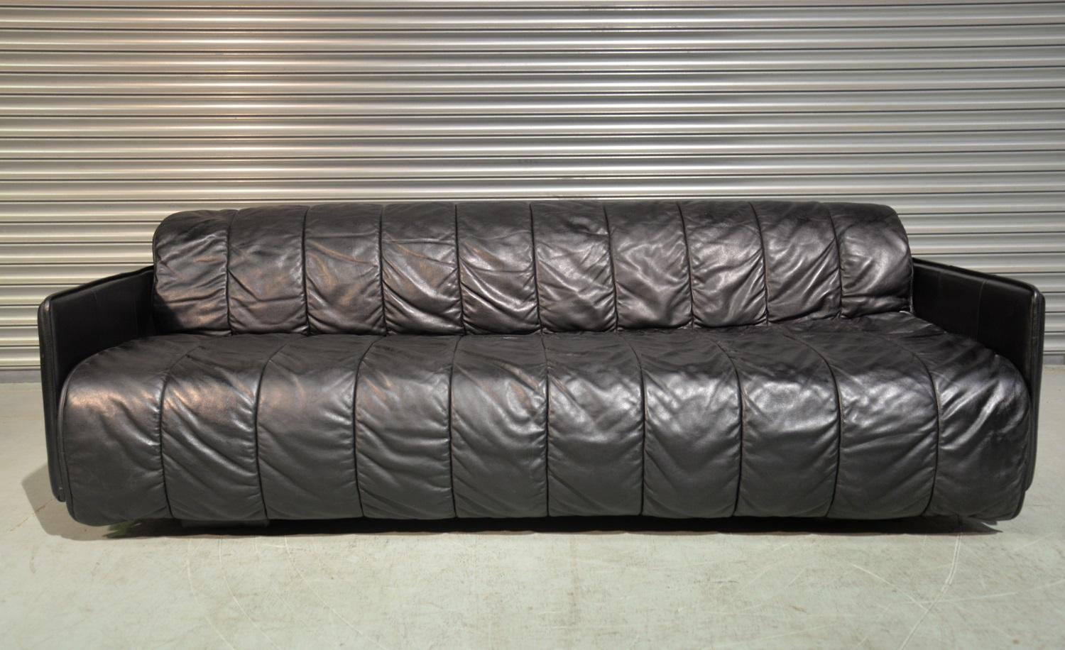 Discounted airfreight for our US and International customers (from 2 weeks door to door).

We are delighted to bring to you an ultra rare vintage De Sede sofa bed. Handmade by De Sede craftsman in Switzerland, this convertible sofa bed is