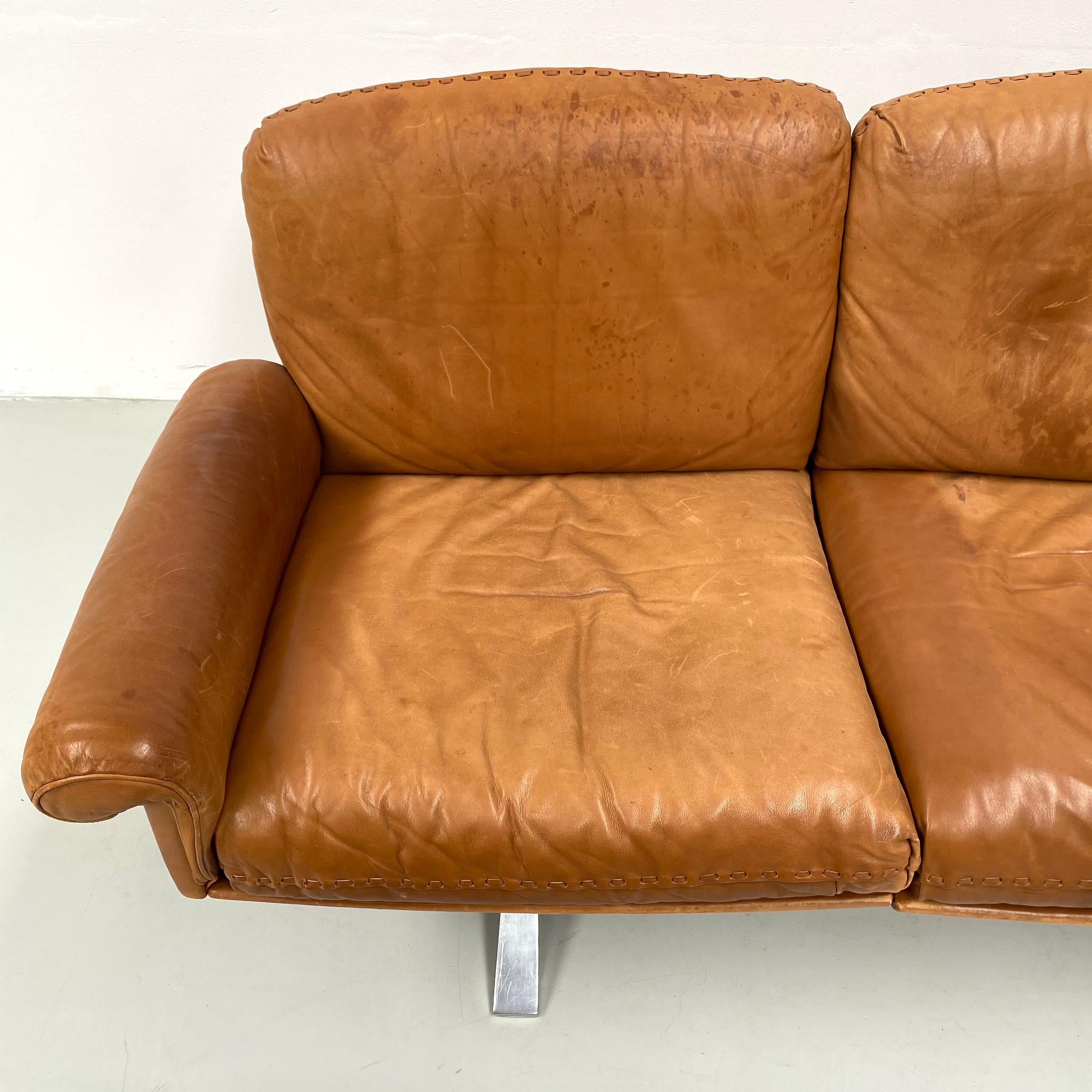 This mid-century 3-seater DS-31 -Sofa was designed by the DeSede-team in the seventies. This model series is one of the classics of DeSede from Switzerland. The design presents itself in a light look : back and seat cushions rest on a thin, leather