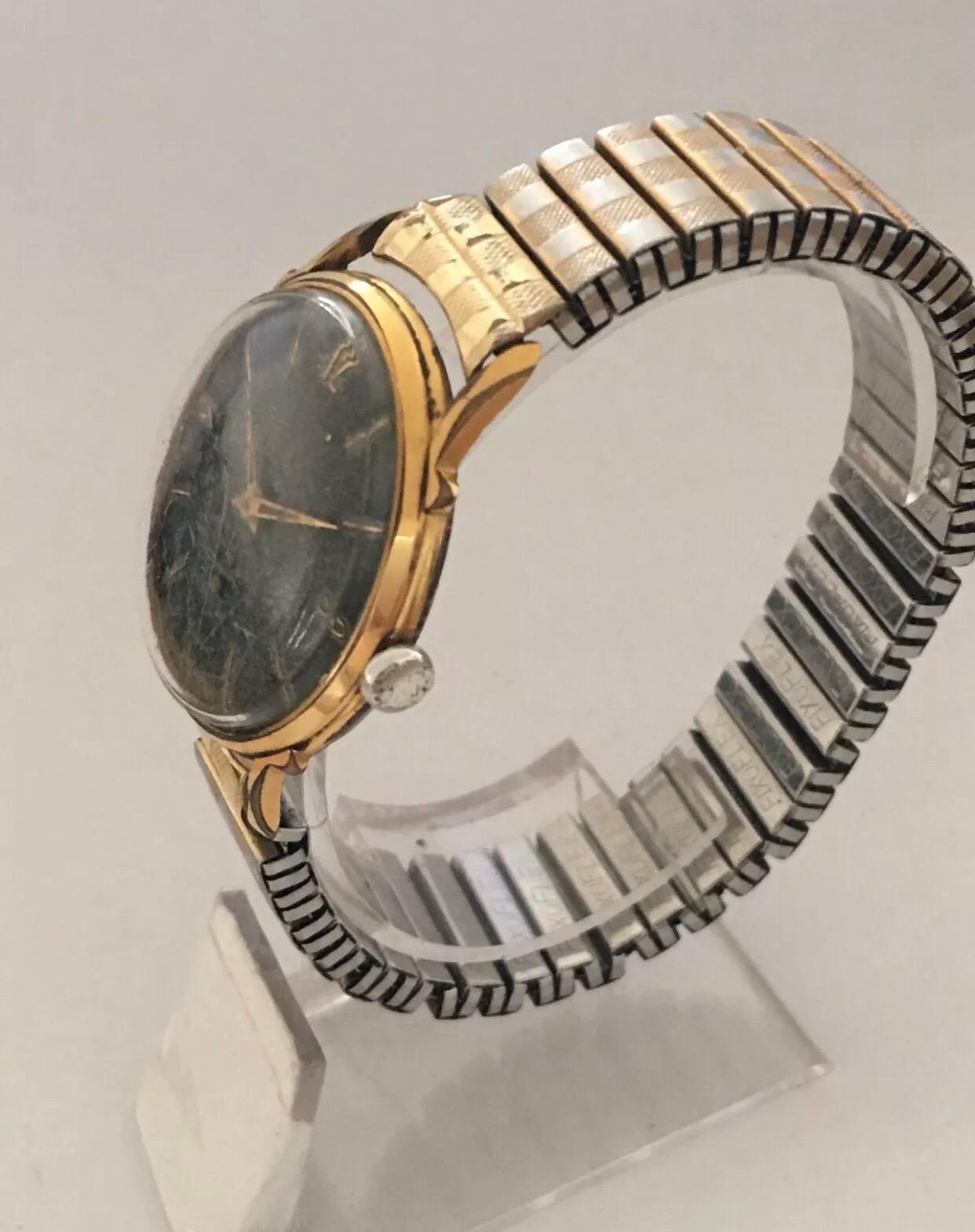 Vintage Swiss Made Black Dial Hand-Winding Armbanduhr.

Diese schöne 34mm Durchmesser (ohne Krone) Vintage-Uhr ist funktionsfähig und ist gut ticken. Sichtbare Alters- und Gebrauchsspuren mit kleinen und leichten Oberflächenabdrücken (Kratzer) auf