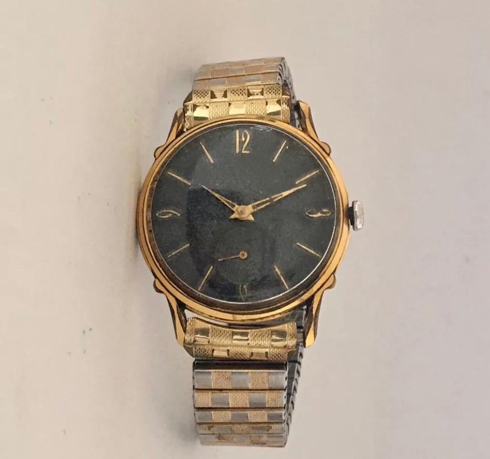 Handgeflügelte Schweizer Edelstahl-Armbanduhr mit schwarzem Zifferblatt, vergoldet für Damen oder Herren im Angebot