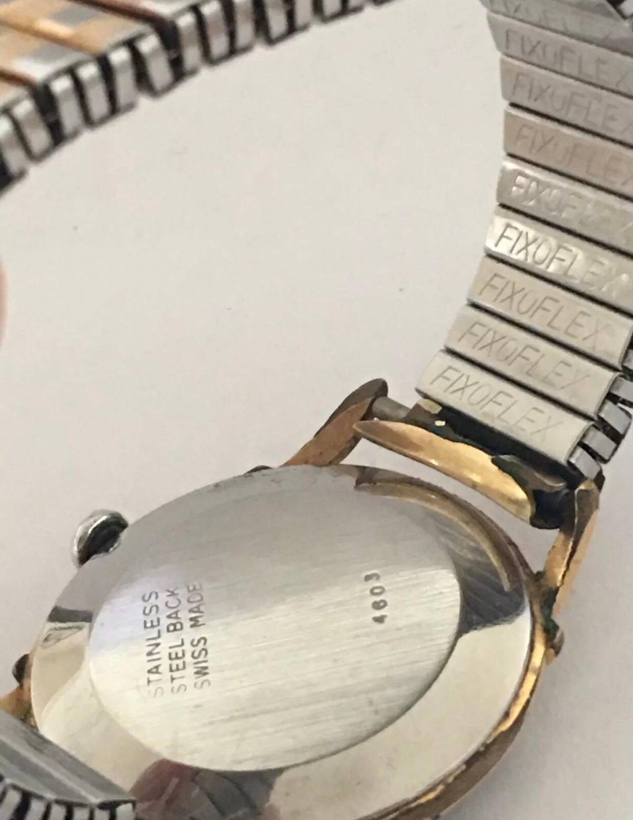 Handgeflügelte Schweizer Edelstahl-Armbanduhr mit schwarzem Zifferblatt, vergoldet im Angebot 1
