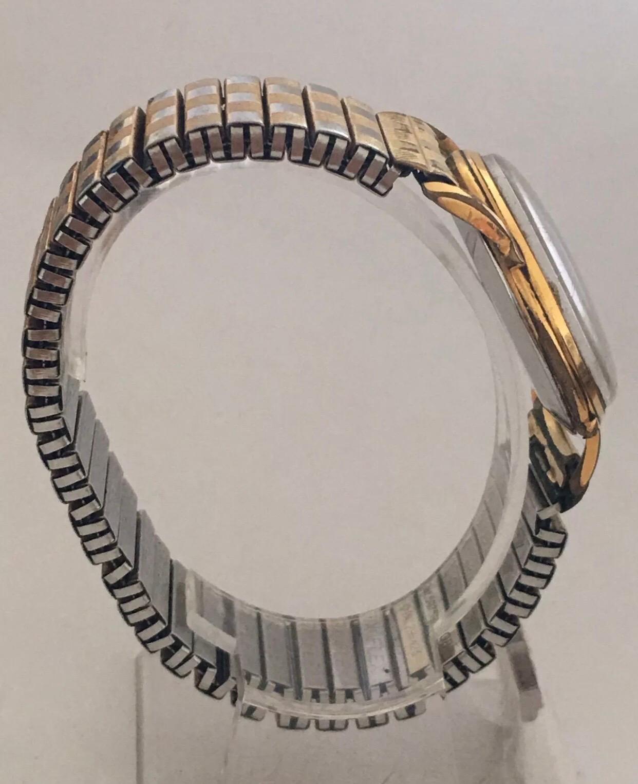 Handgeflügelte Schweizer Edelstahl-Armbanduhr mit schwarzem Zifferblatt, vergoldet im Angebot 5