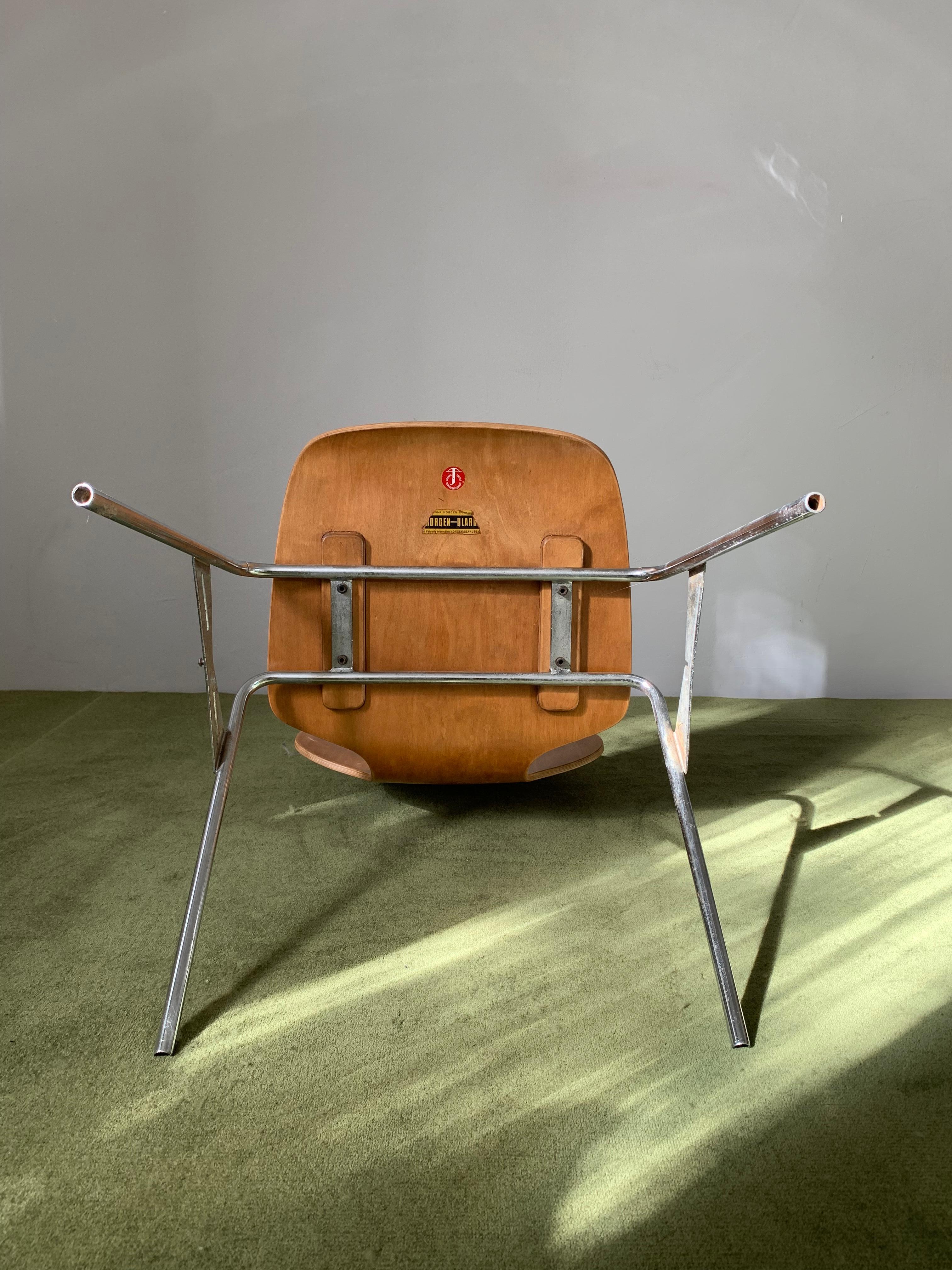 Vintage Swiss Industrial  Design Plywood Stacking Chair by Horgen Glarus 1960's For Sale 3