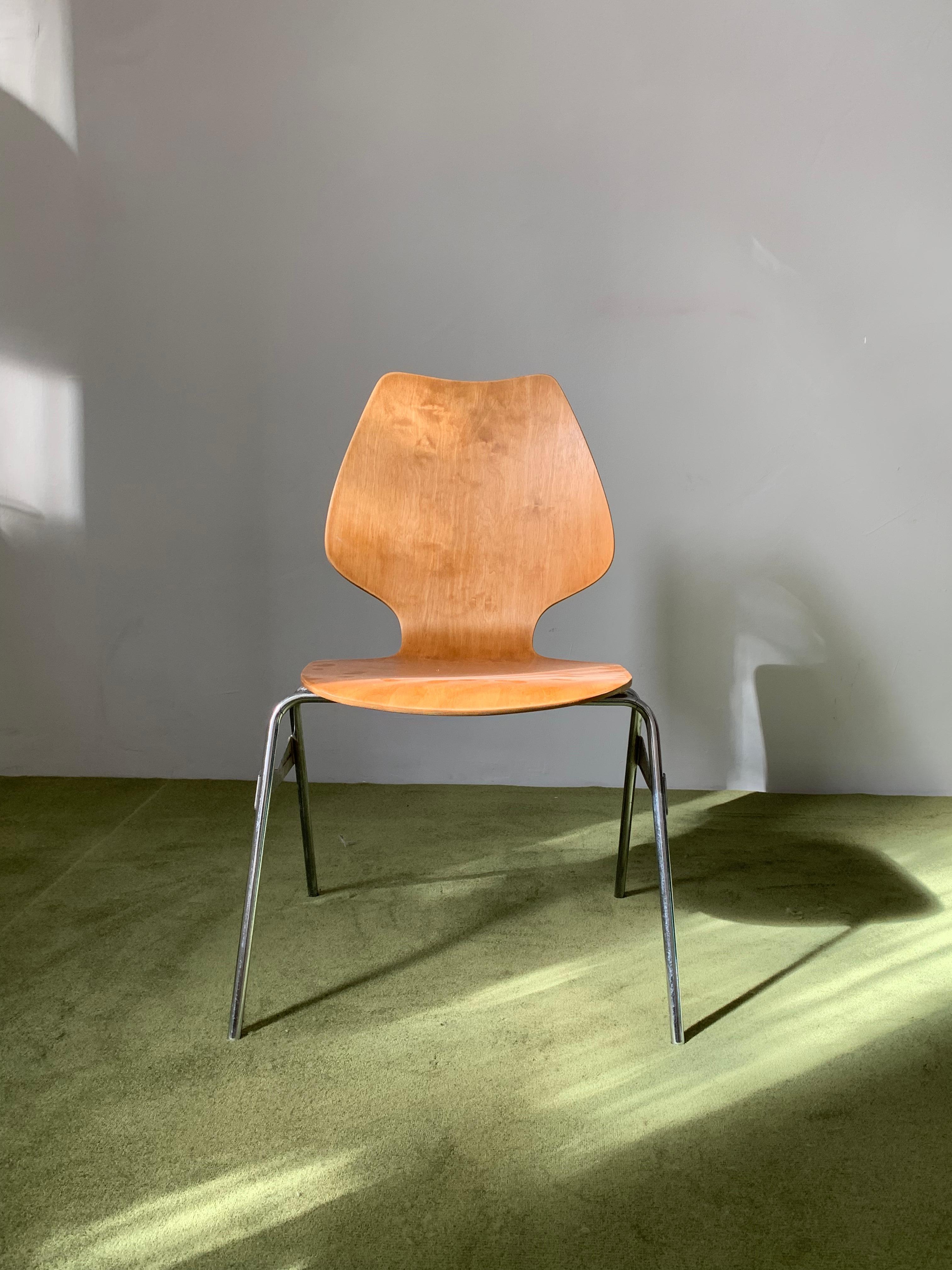 We presents this rare Vintage Swiss Industrial Design chair by Horgen Glarus. Nice mid-century design, molded plywood with tubular bent metal legs. Very comfortable, great for a desk or dining chair. Minor wear, but overall very good vintage