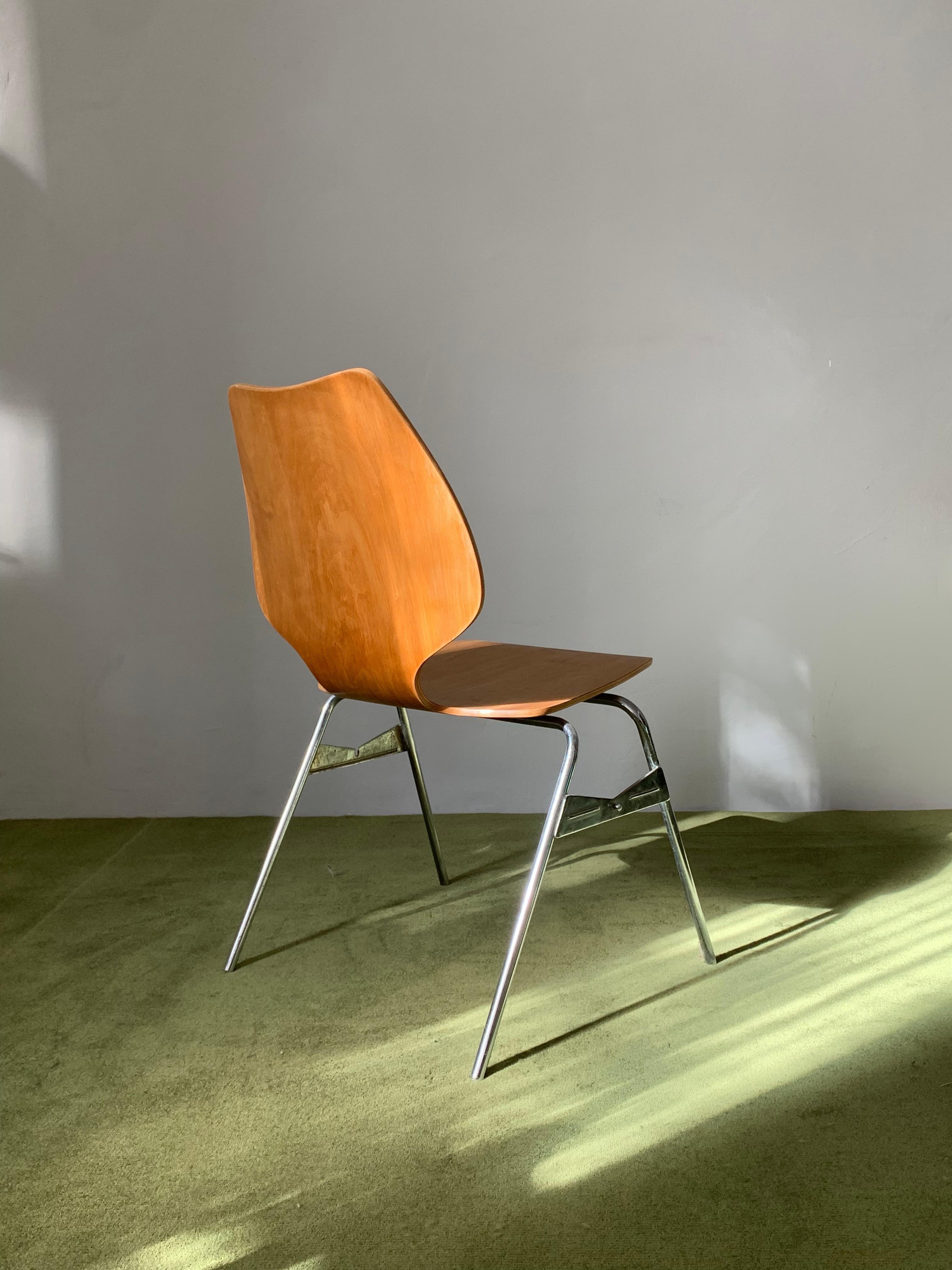 Vintage Swiss Industrial  Design Plywood Stacking Chair by Horgen Glarus 1960's In Good Condition For Sale In Debrecen-Pallag, HU