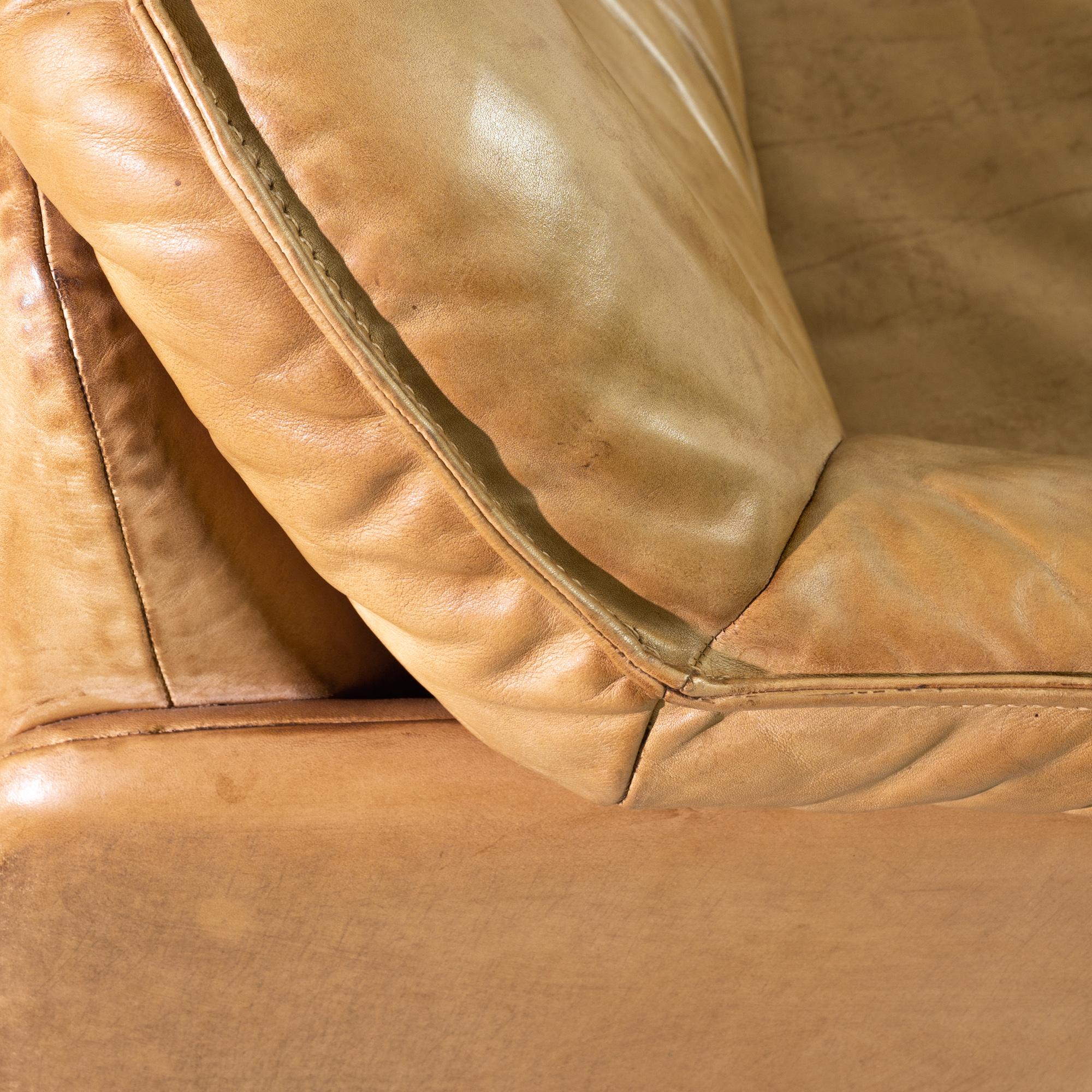 A model DS16 leather loveseat designed and manufactured by De Sede. Creating leather furniture since the 1960s, this vintage model has a unique appeal; De Sede hand-crafts unique sofas with famous attention to detail and precision. This sofa retains