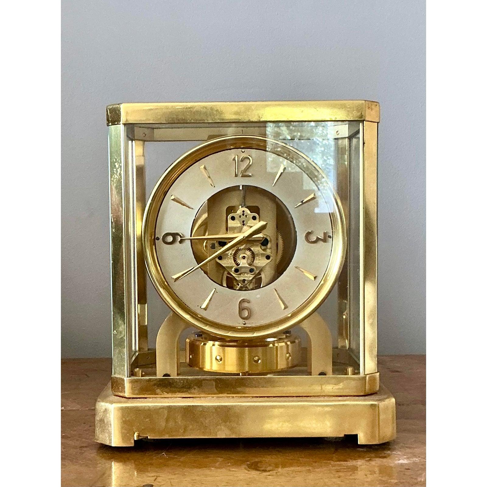 Eleva i tuoi interni con la raffinatezza senza tempo di questo orologio da camino vintage di LeCoultre. Realizzato da una delle case orologiere più rinomate al mondo, questo orologio è un capolavoro di ingegneria e design. La struttura in ottone