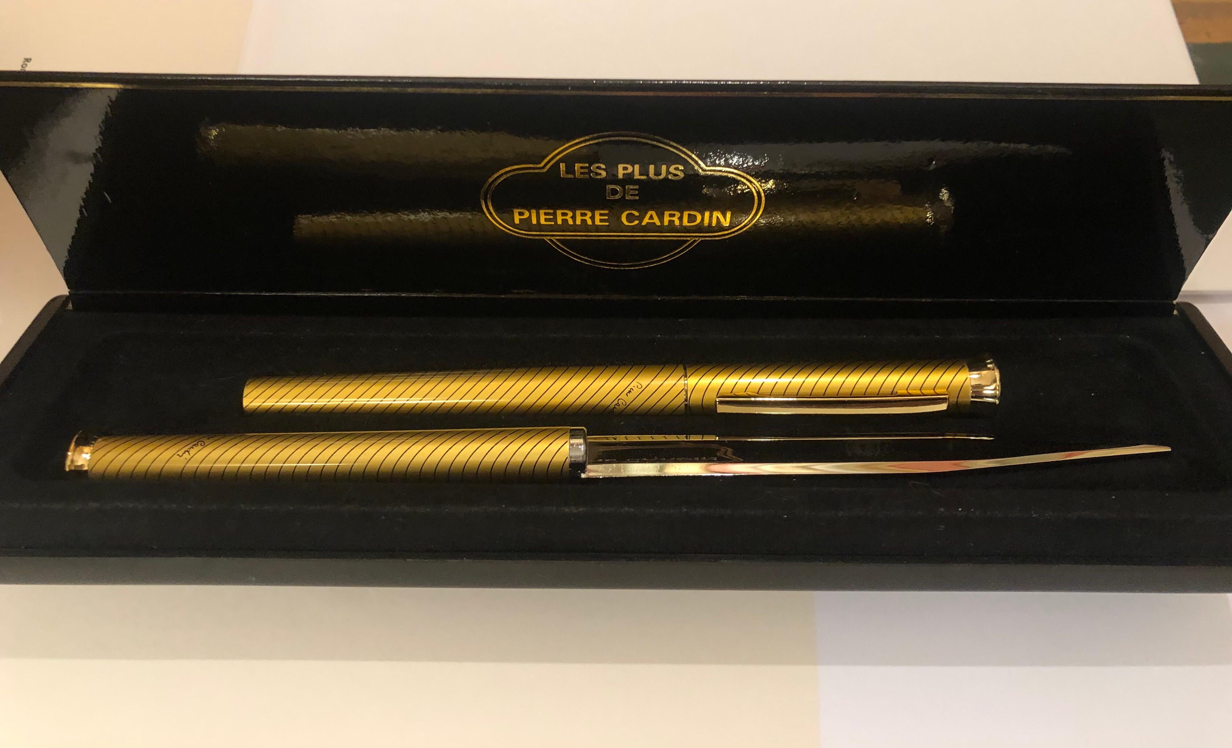 Les Plus De Pierre Cardin 
Atemberaubende Vintage Schweizer Pierre Cardin Füllfederhalter und Brief Messer Goldton gemacht
Im Originalkarton swiss made und in neuem Zustand - nie benutzt.