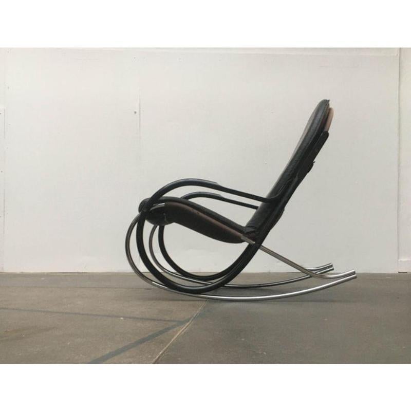 Eleganter Schaukelstuhl des Schweizer Herstellers Strässle nach einem Entwurf von Paul Tuttle aus den frühen 70er Jahren, der die Formensprache klassischer Bugholzschaukelstühle mit einer zeitgenössischen Materialität verbindet. Der Rahmen ist eine