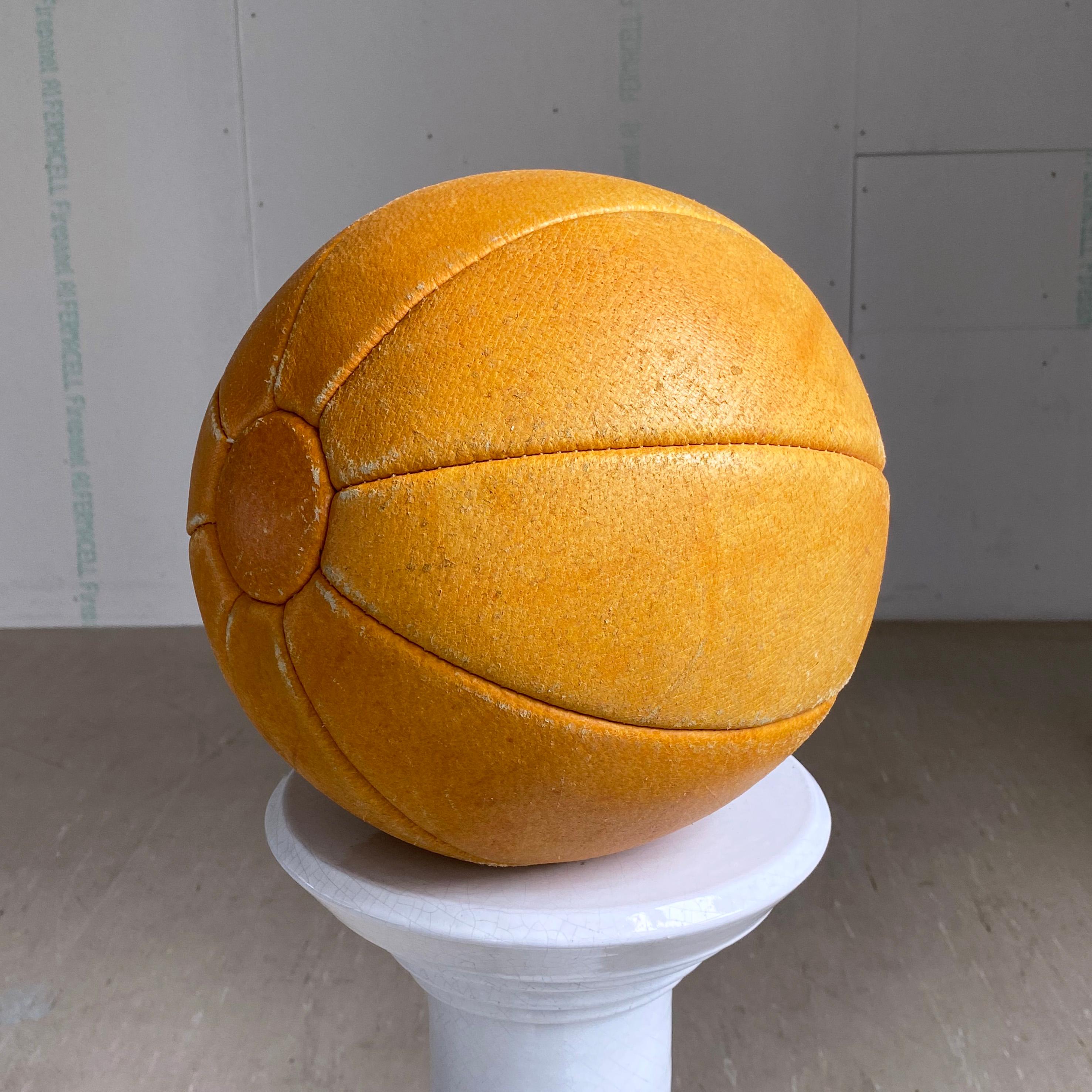 Vintage Swiss Patinated Leather Medicine Ball In Good Condition For Sale In Bern, CH