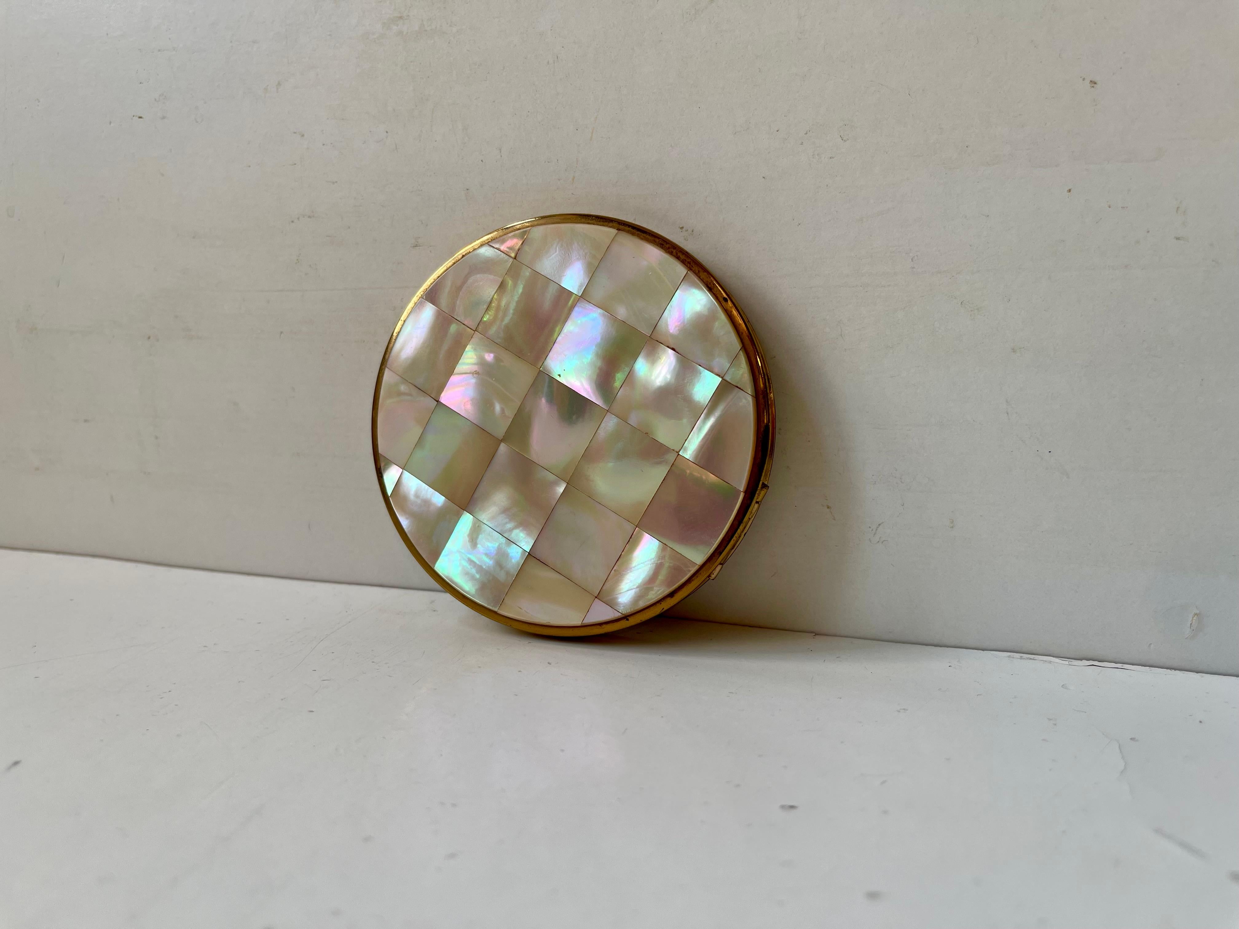 Vintage Swiss Powder Compact in Mother of Pearl & Gold Plating In Good Condition For Sale In Esbjerg, DK