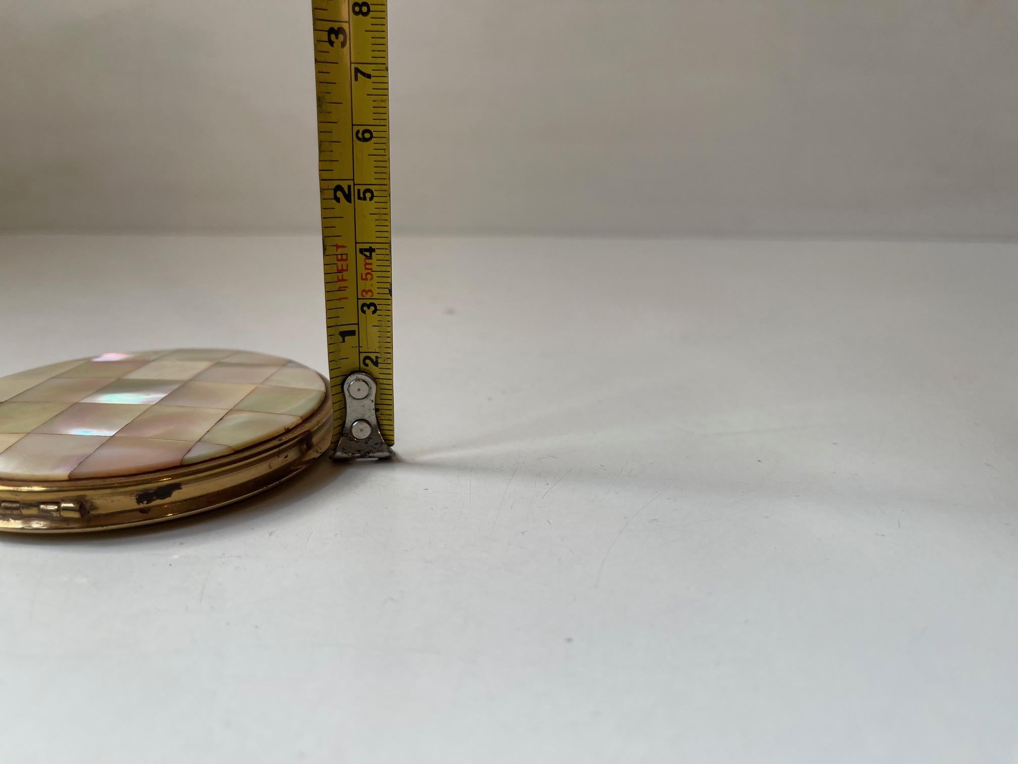 Vintage Swiss Powder Compact in Mother of Pearl & Gold Plating For Sale 2