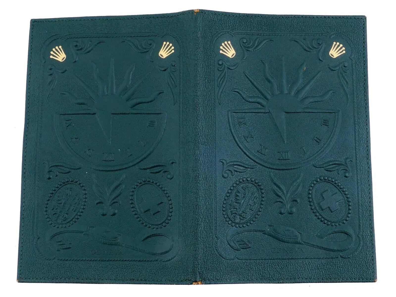 Una copertina per passaporto in pelle Rolex vintage della famosa casa orologiera svizzera. La custodia è realizzata in pelle di alta qualità e presenta l'iconico logo Rolex e altri elementi di design in rilievo. Il copri passaporto Rolex offre un