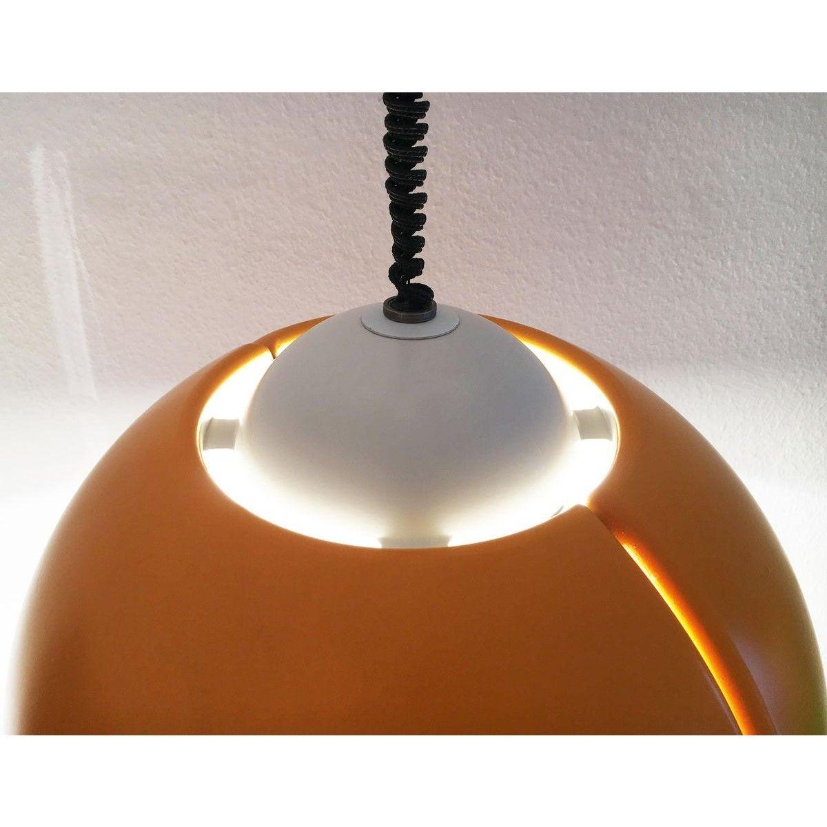 Grande lampe suspendue train en plastique dans une teinte jaune frappante du fabricant renommé temde.

Outre la teinte jaune, c'est surtout la taille imposante de cette lampe qui attire l'attention. Les formes et les bords sont doucement arrondis et