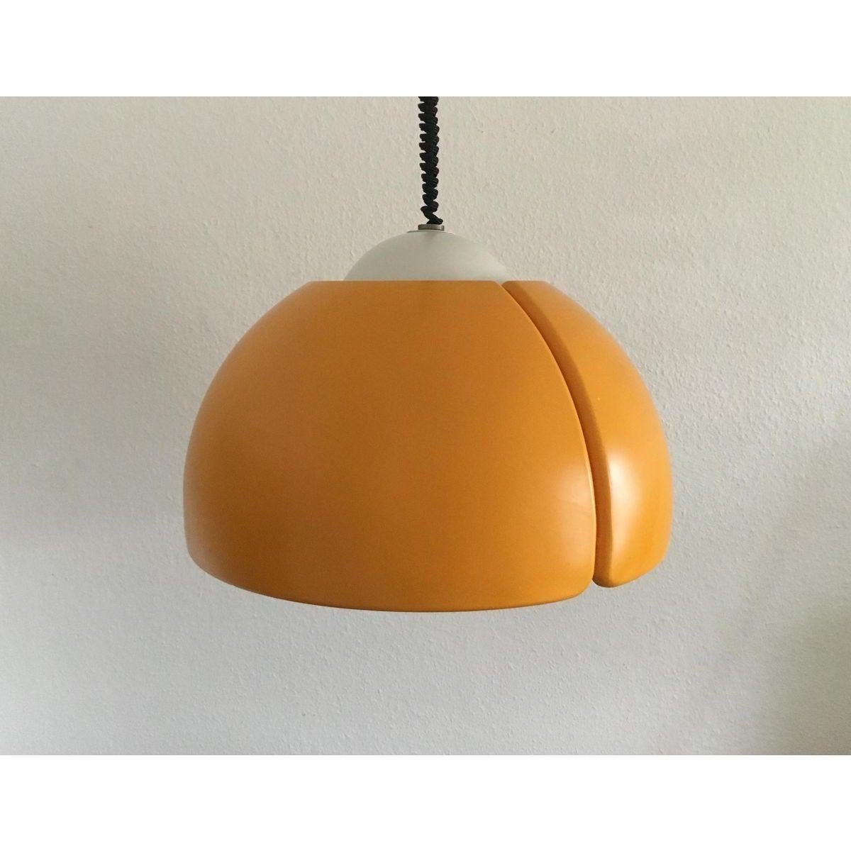 Plastique Lampe suspendue suisse de l'ère spatiale de Temde, 1970 en vente
